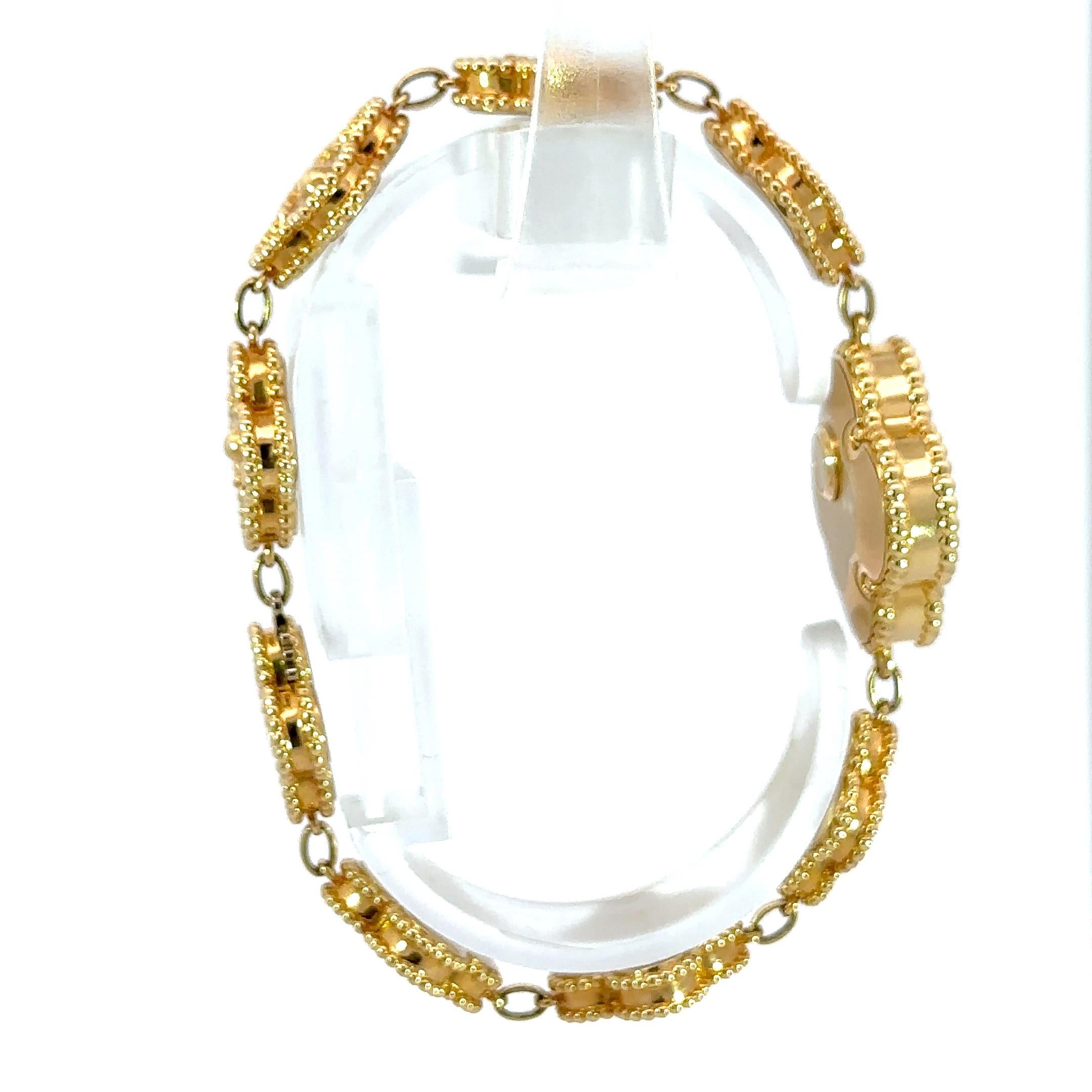 Van Cleef & Arpels Sweet Alhambra Montre en or jaune 18 carats et diamants Excellent état à Great Neck Plaza, NY