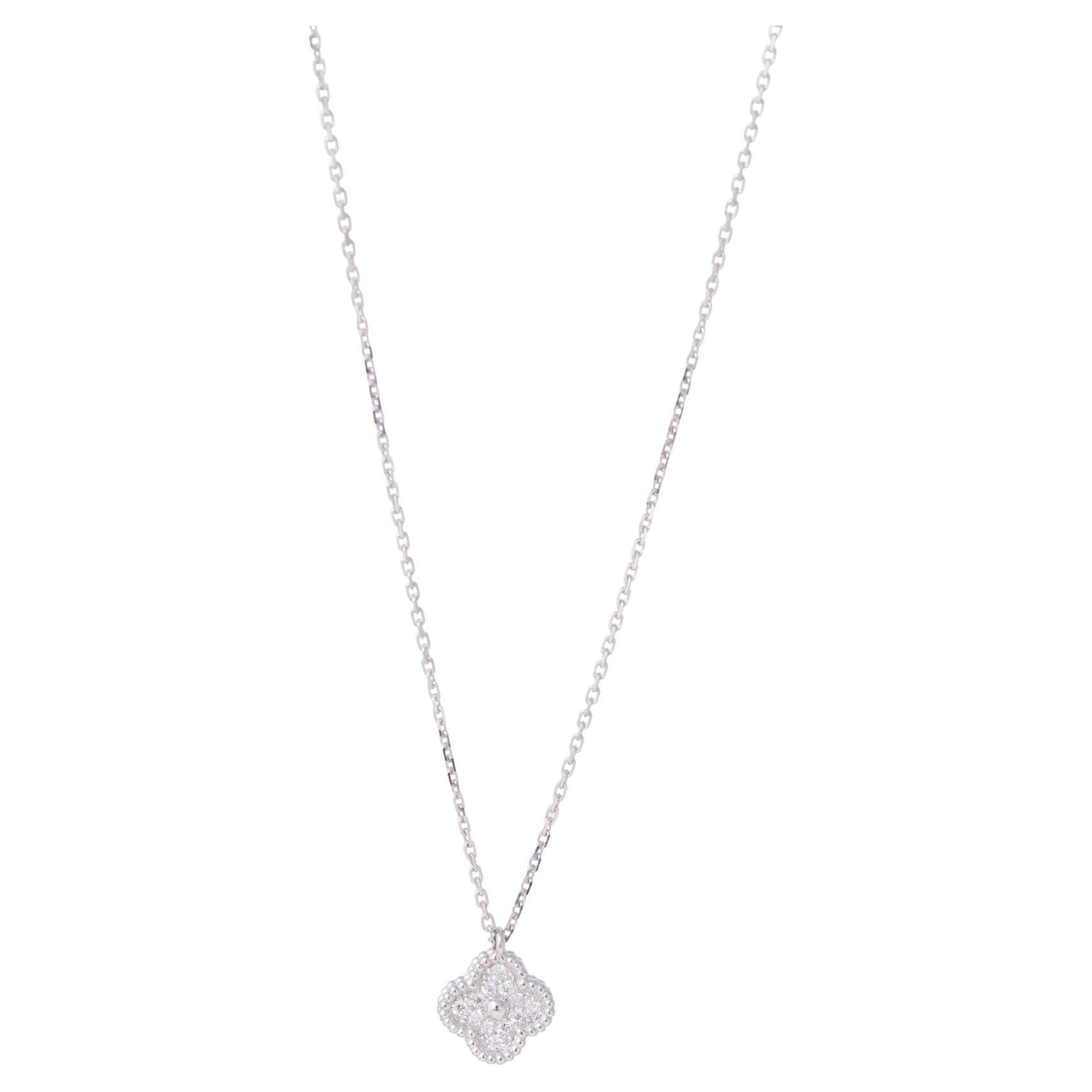 Authentische Anhänger-Halskette Sweet Alhambra von Van Cleef & Arpels aus 18 Karat Weißgold mit einem einzelnen Kleeblatt-Anhänger, besetzt mit runden Diamanten von etwa 0,08 Karat. Die Halskette misst 15,75 Zoll in der Gesamtlänge mit einer