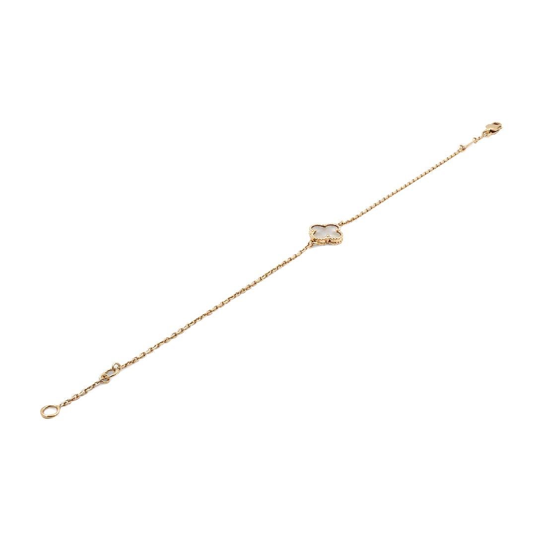 Van Cleef & Arpels Sweet Alhambra Armband aus Gelbgold und Perlmutt (Rundschliff)