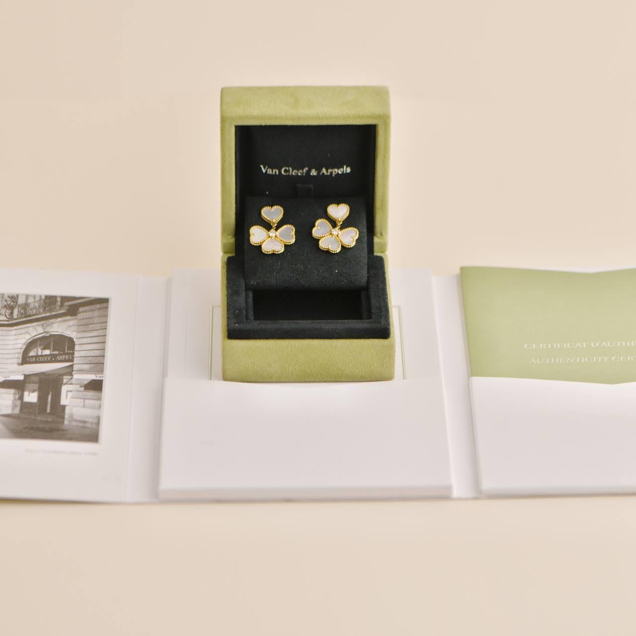 SKU	33301132
Comes With	Full Set (Box + Card)
Date	2020
RRP	£6,100 Incl. Taxes / €7,200 Incl. Taxes / $6,700 Excl. Taxes
Model	VCARN5PQ00
Serial Number	JB******
Metal	18k Yellow Gold
Stones	Diamond, Mother of Pearl
Weight	Approximately 6.36