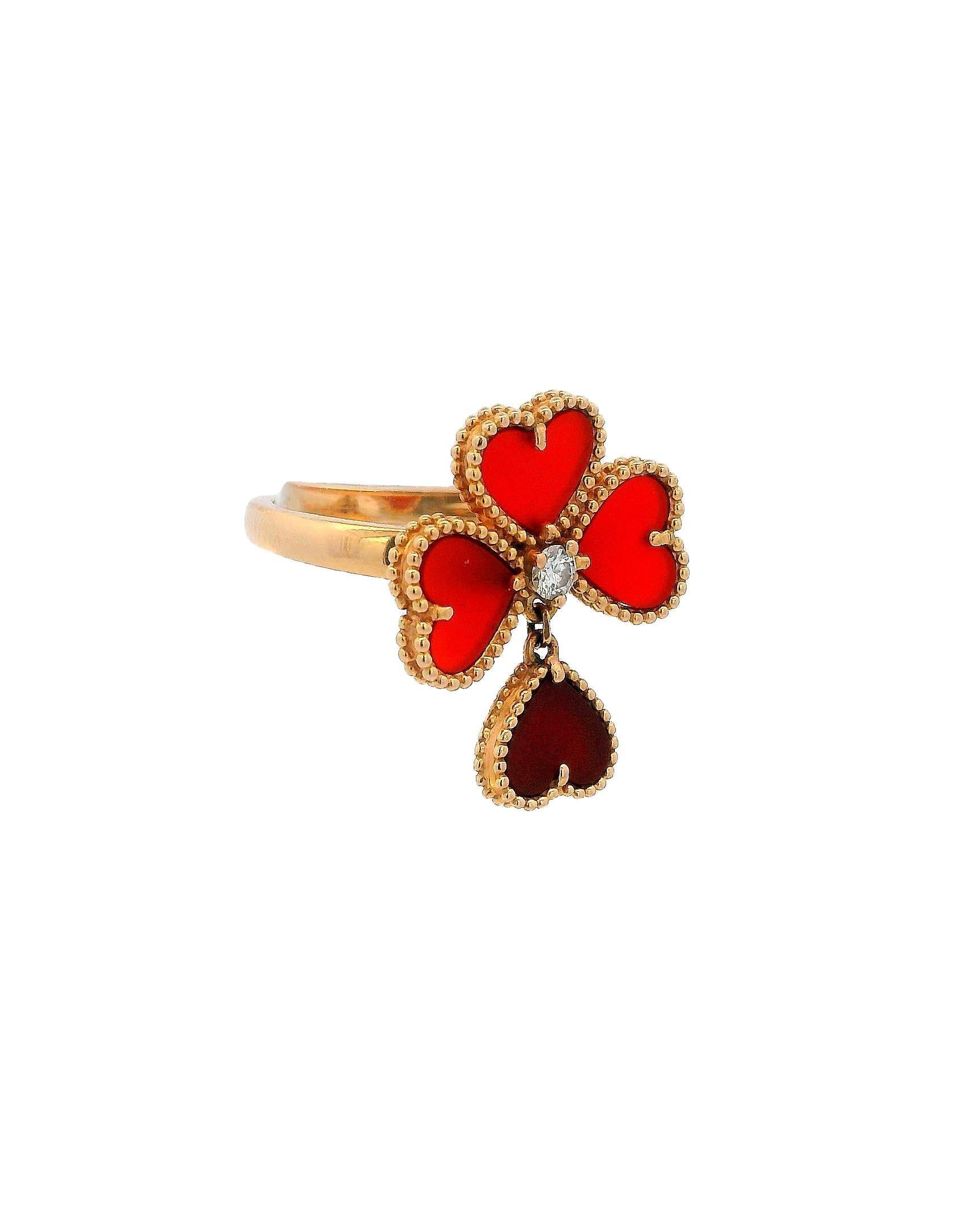 Elegante Anillo Van Cleef & Arpels de Oro Rosa de 18k con Cornalina y Diamantes. Este exquisito anillo tiene piedras de cornalina naranja en forma de corazón, bellamente engastadas en una delicada banda de oro rosa de 18 quilates. En el centro hay