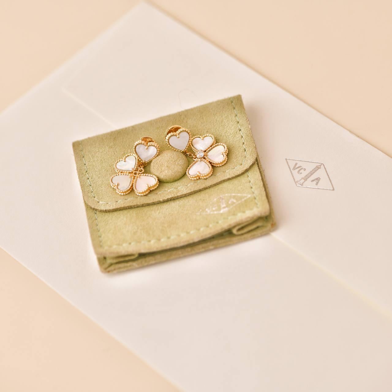 SKU	33301448
Comes With	Full Set (Pouch + Card)
Date	2014
RRP	£6,100 Incl. Taxes / €7,200 Incl. Taxes / $6,700 Excl. Taxes
Model	VCARN5PQ00
Serial Number	JE******
Metal	18k Yellow Gold
Stones	Mother of Pearl, Diamond
Weight	Approximately 6.03