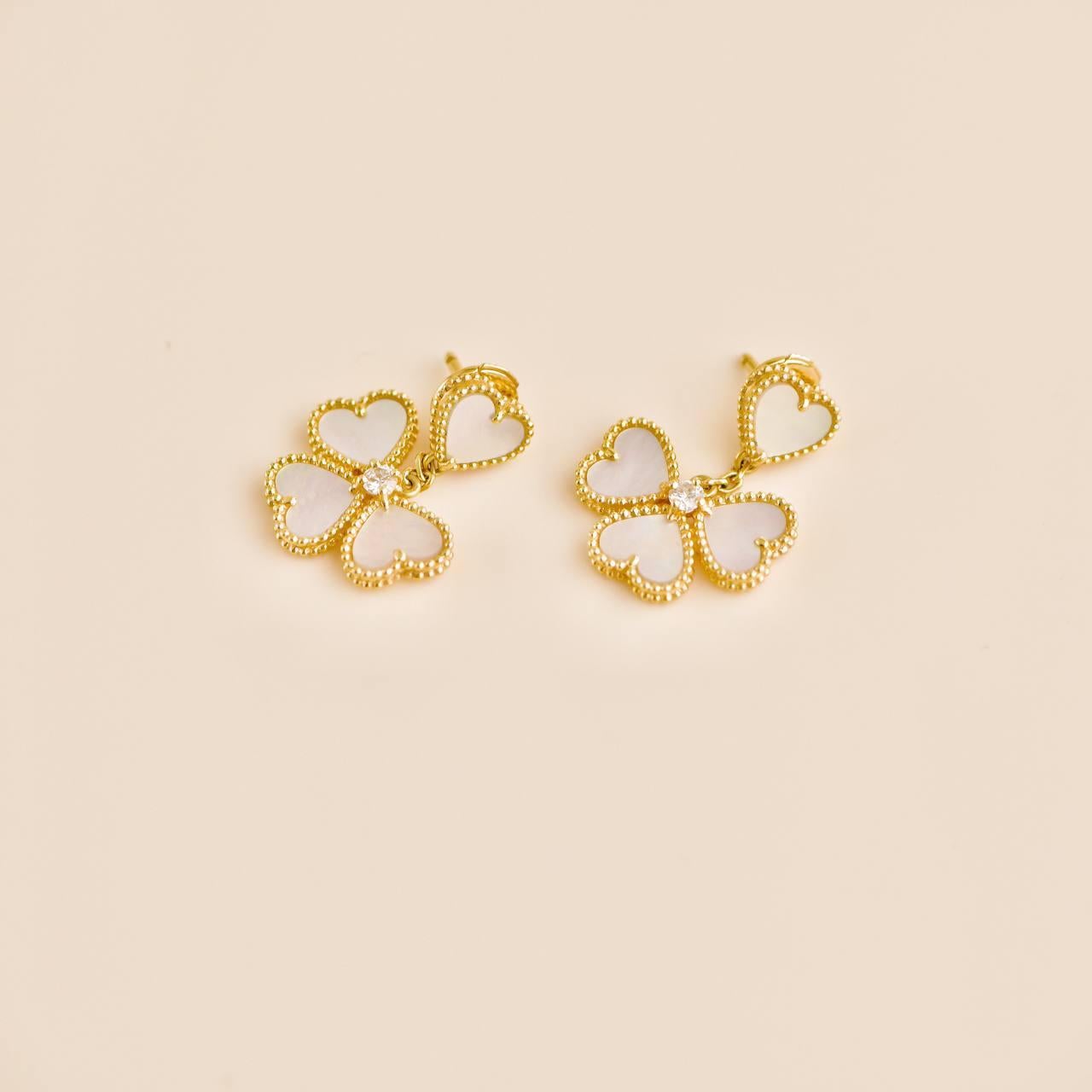 Van Cleef & Arpels Sweet Hearts Diamond Mother of Pearl 18K Yellow Gold Earrings In Excellent Condition In Banbury, GB