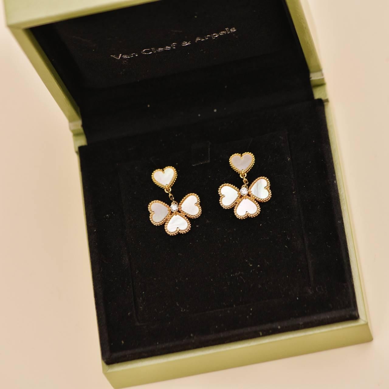 Van Cleef & Arpels Boucles d'oreilles Sweet Hearts en or jaune 18 carats avec diamants et nacre Excellent état - En vente à Banbury, GB