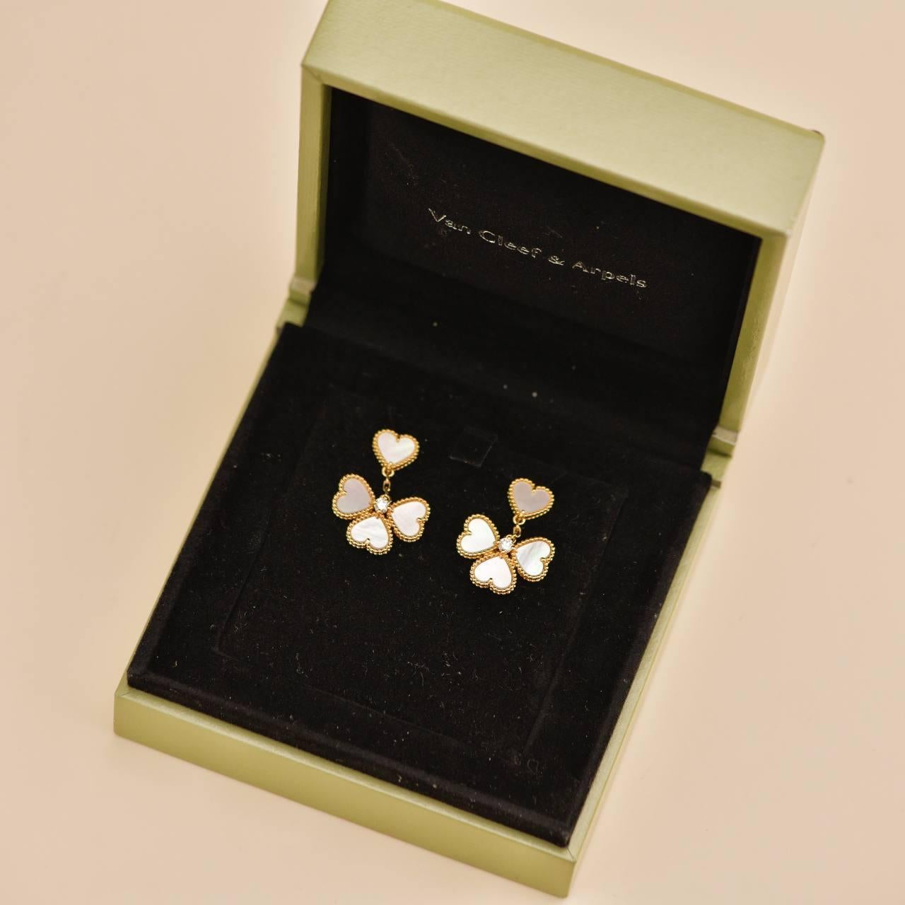 Van Cleef & Arpels Boucles d'oreilles Sweet Hearts en or jaune 18 carats avec diamants et nacre Unisexe en vente