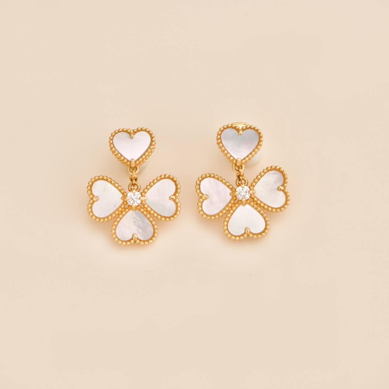 Van Cleef & Arpels Boucles d'oreilles Sweet Hearts en or jaune 18 carats avec diamants et nacre en vente 1