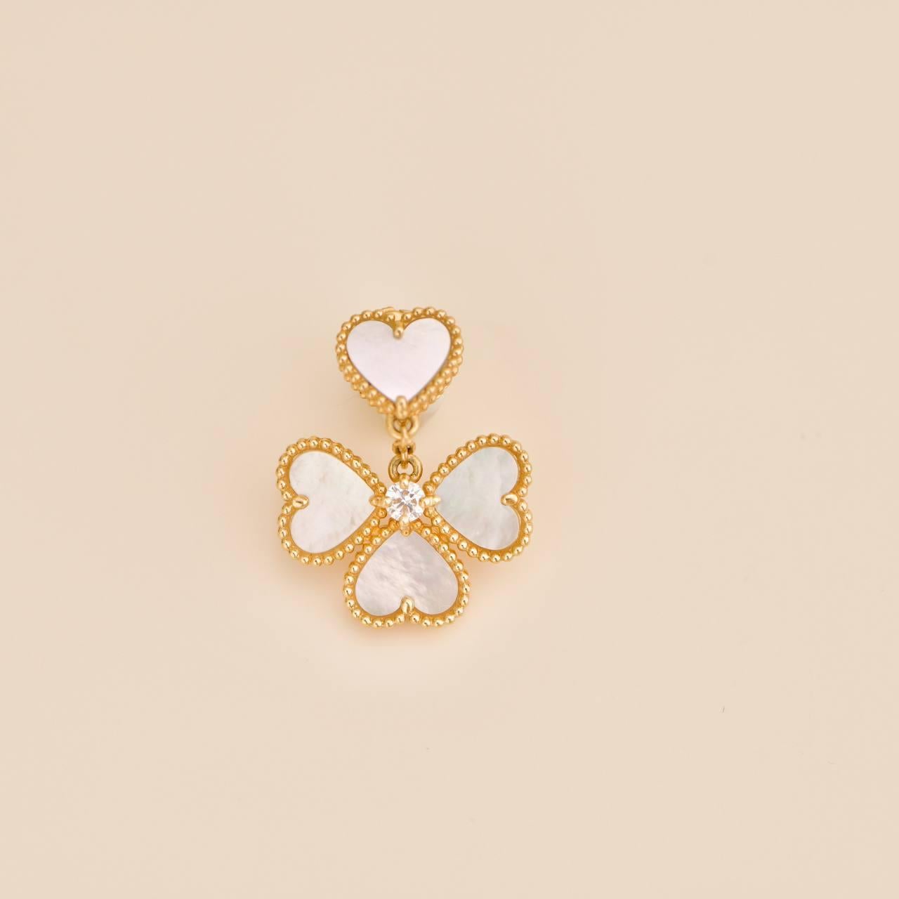 Van Cleef & Arpels Boucles d'oreilles Sweet Hearts en or jaune 18 carats avec diamants et nacre en vente 2