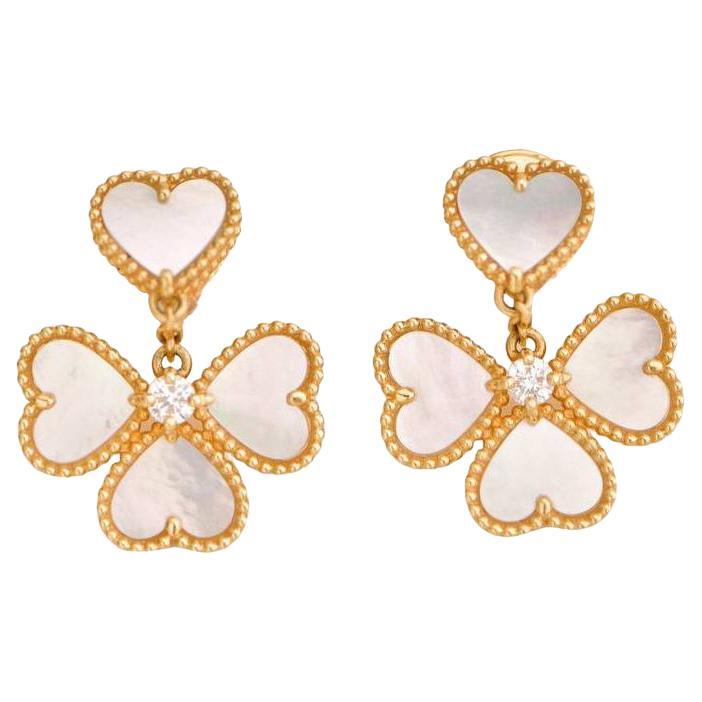 Van Cleef 
Arpels Boucles d
oreilles Sweet Hearts en or jaune 18 carats avec diamants et nacre en vente