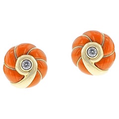 Van Cleef & Arpels, boucles d'oreilles tourbillon en corail et diamants, 18 carats