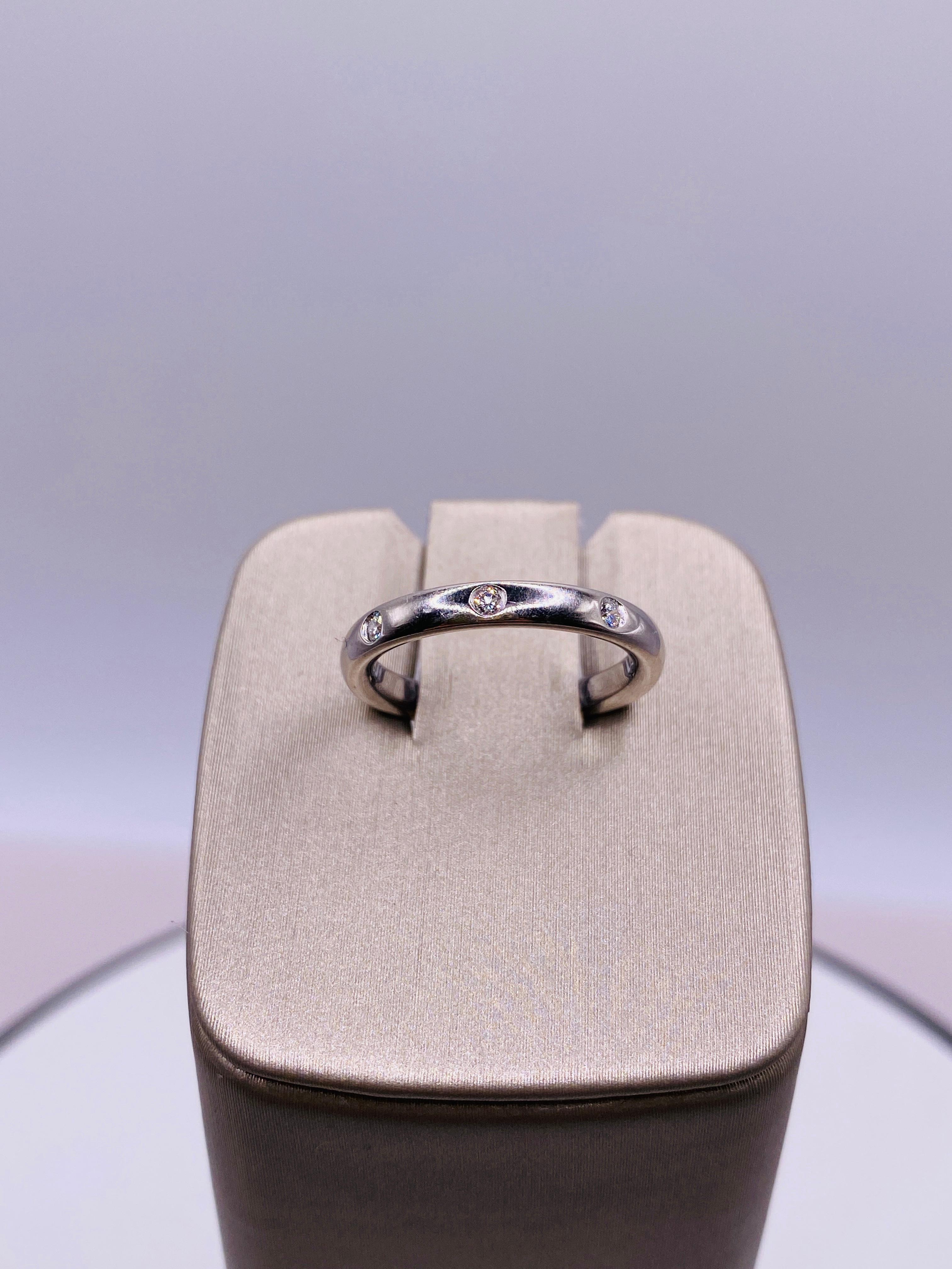 Van Cleef & Arpels Tendrement Etoiles 0.06 carat total weight platinum band ring. Size 47/US 4