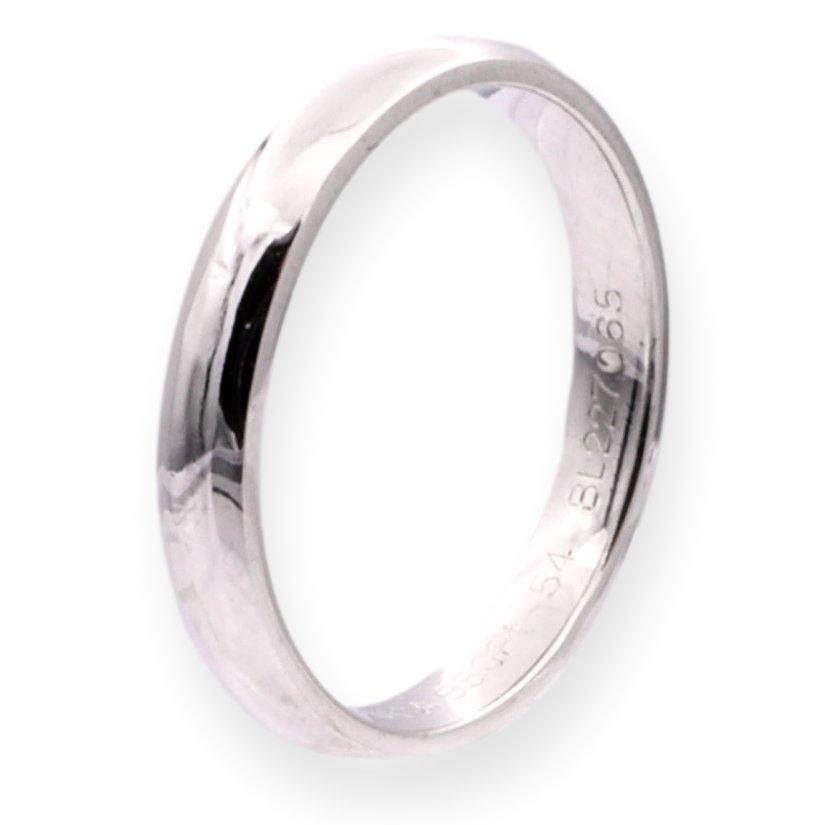 Van Cleef & Arpels wedding band ring from the Tendrement collection finely crafted in platinum measuring 3mm wide.  Ring is in excellent condition and is fully hallmarked with logo , serial numbers and metal content..

Ring Specifications
Brand: Van