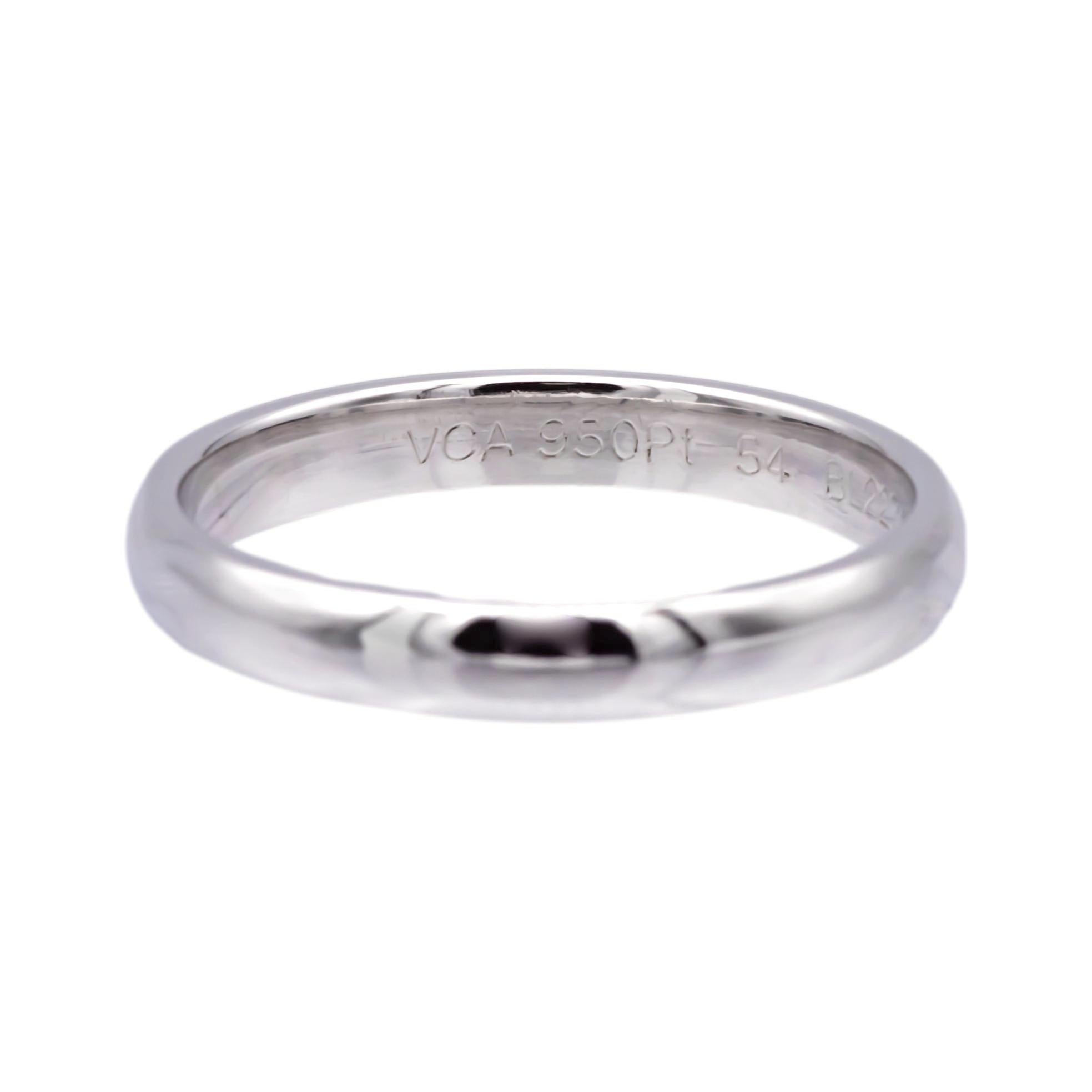 Van Cleef & Arpels wedding band ring from the Tendrement collection finely crafted in platinum measuring 3mm wide.  Ring is in excellent condition and is fully hallmarked with logo , serial numbers and metal content..

Ring Specifications
Brand: Van