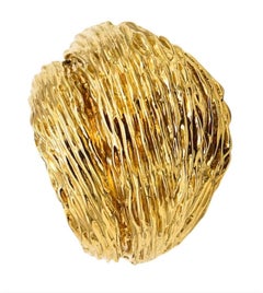 Van Cleef & Arpels Textured Bombe Cocktail Ring in solid 18 kt Yellow Gold 