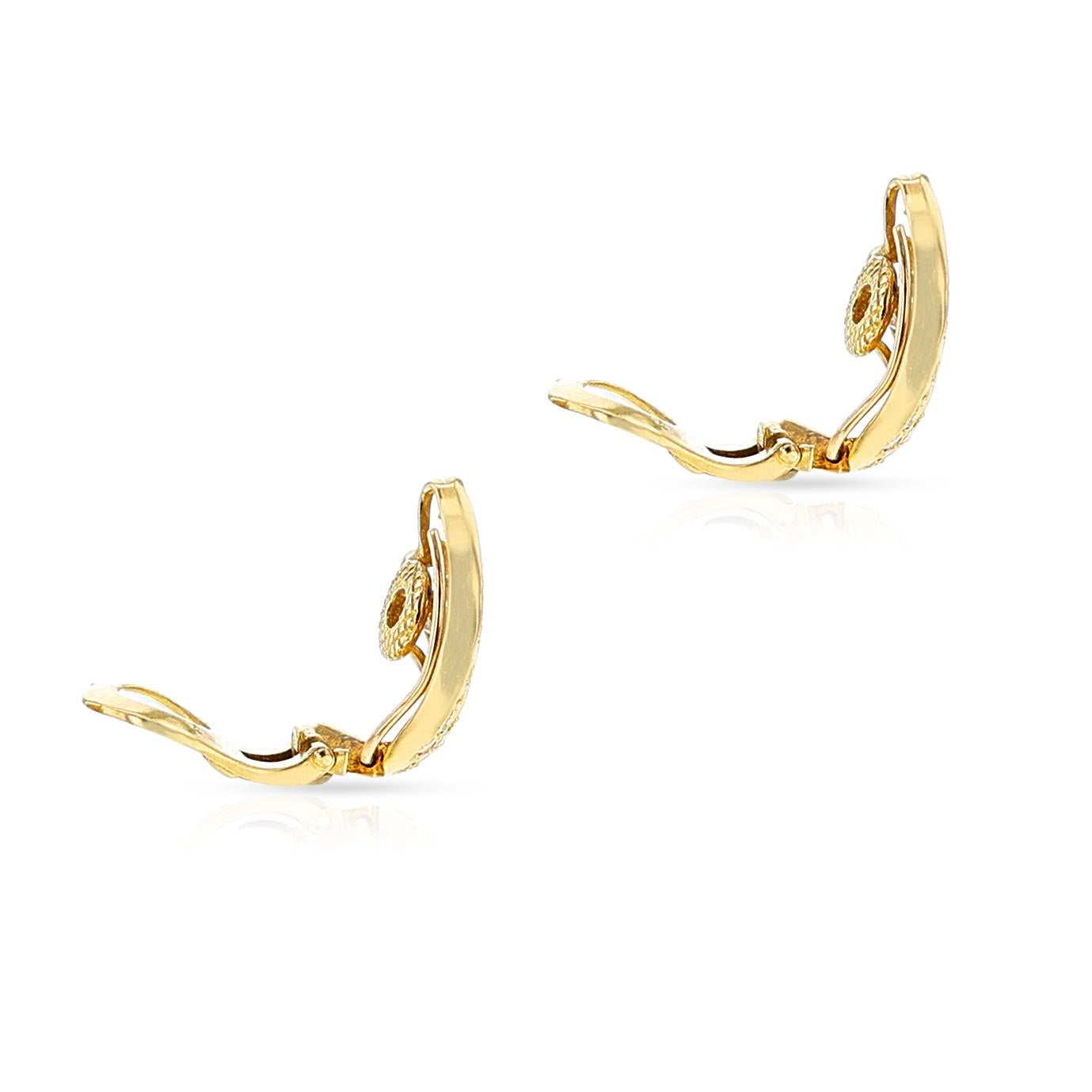 Van Cleef & Arpels Three Arch Earrings, 18k In Excellent Condition For Sale In New York, NY