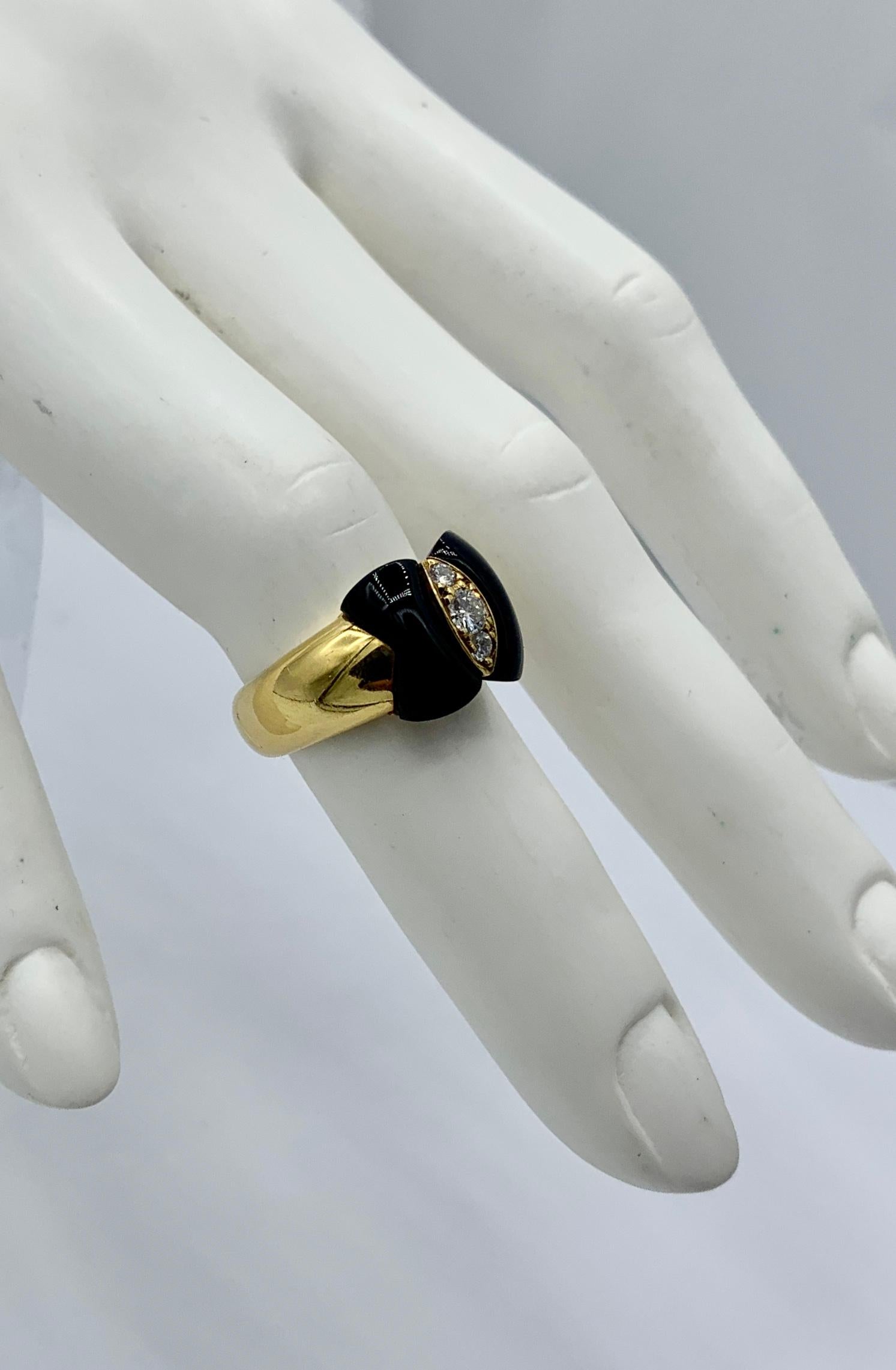 Van Cleef & Arpels Three Diamond Black Onyx Ring France 18 Karat Gold In Good Condition In New York, NY