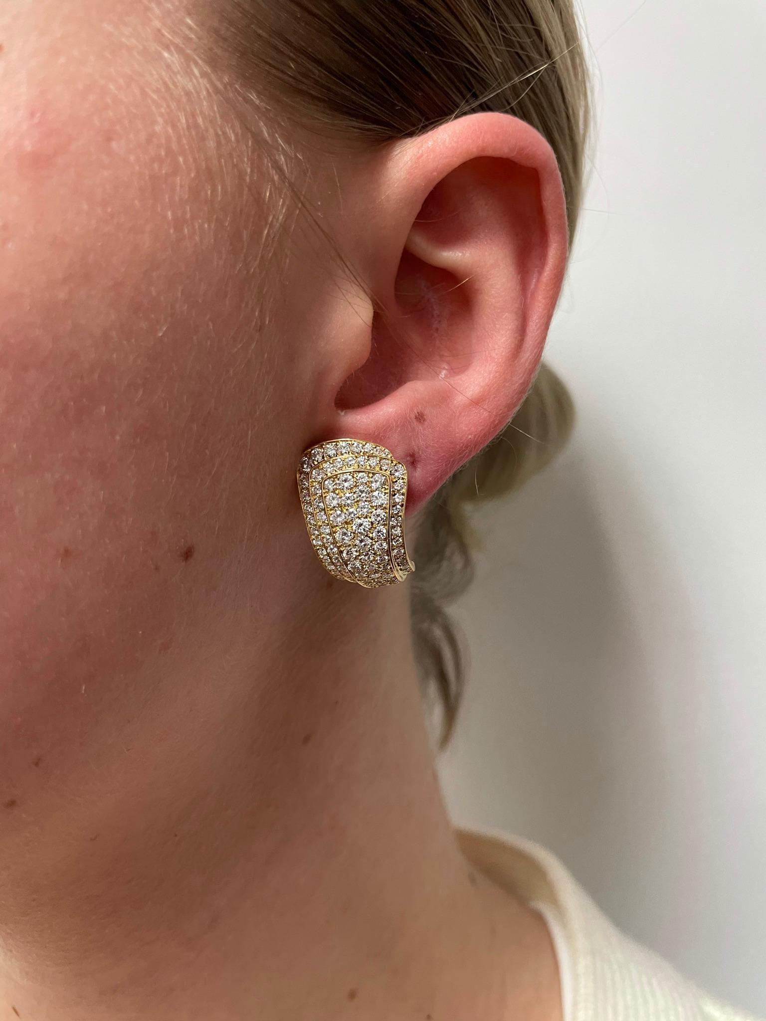 Round Cut Van Cleef & Arpels Three-Step Cocktail Earrings with 3.20 Carat Diamonds, 18K For Sale