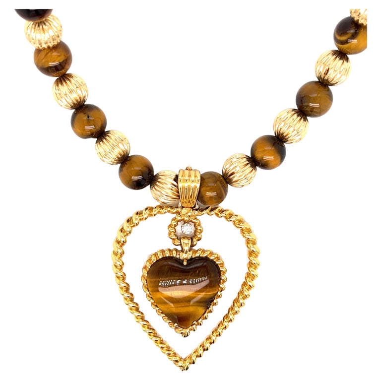 Van Cleef and Arpels, collier long à pendentif cœur en forme d'œil de tigre  En vente sur 1stDibs