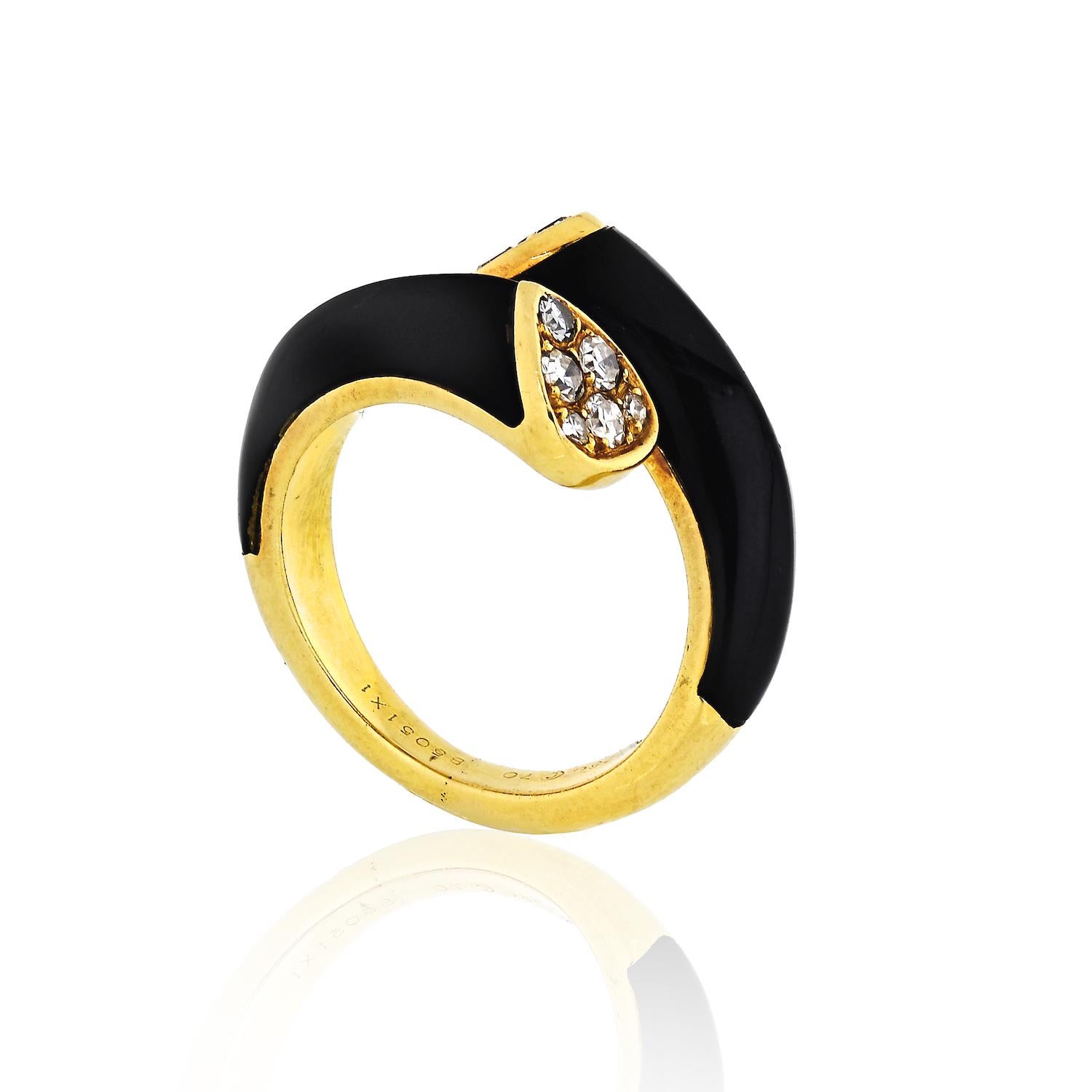 Iconic eighteen-karat yellow gold bypass ring with a polished onyx inset to the crest and six round-cut white diamonds encircled at the cusp. Total diamond weight 0.45cts.
Size 5.75. 