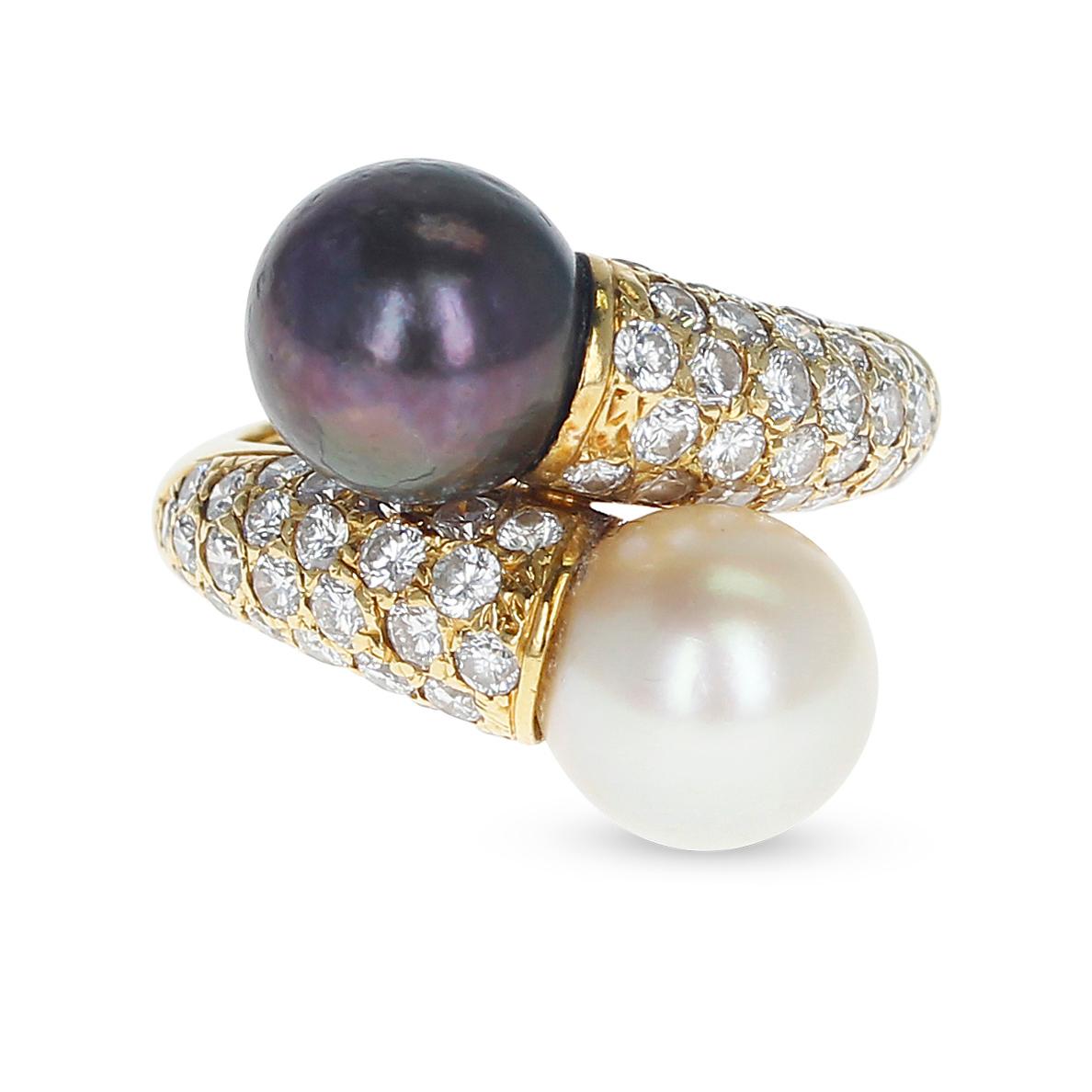 A Van Cleef & Arpels Toi Et Moi Pearl and Diamond Ring made in 18K Yellow Gold. 
The pearl size is 9.50 MM. The total weight of the ring is 9.23 grams. Ring Size US 6.
