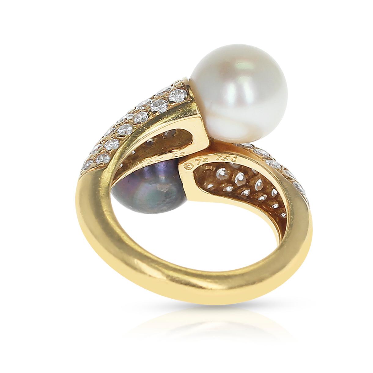 Van Cleef & Arpels Toi Et Moi Pearl and Diamond Ring, 18 Karat Yellow Gold In Excellent Condition In New York, NY