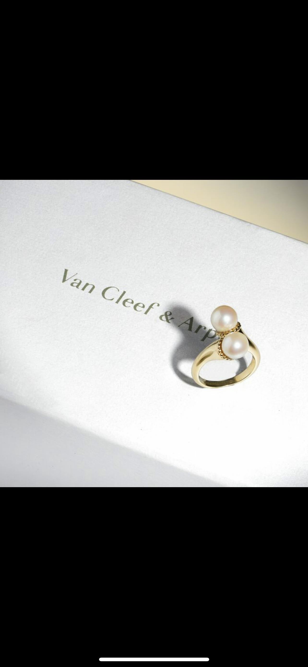 Van Cleef & Arpels You And Me Freshwater Pearl Ring

Experience beauty and elegance with the exquisite Toi Et Moi freshwater pearl ring by Van Cleef & Arpels. Make a statement with this timeless classic that captures the spirit of love in its unique