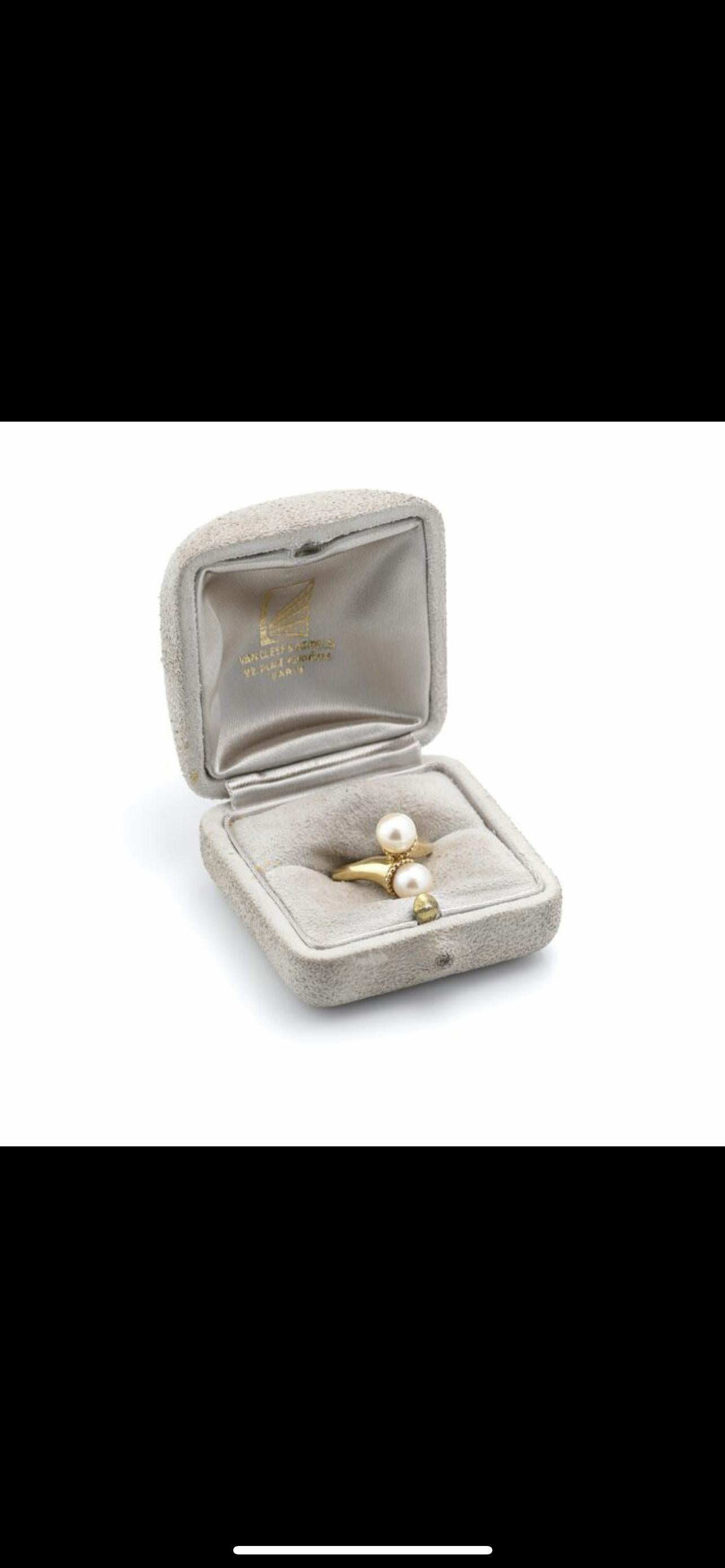 Retro Van Cleef & Arpels Toi Et Moi Pearl Ring 18 Karat Yellow Gold For Sale