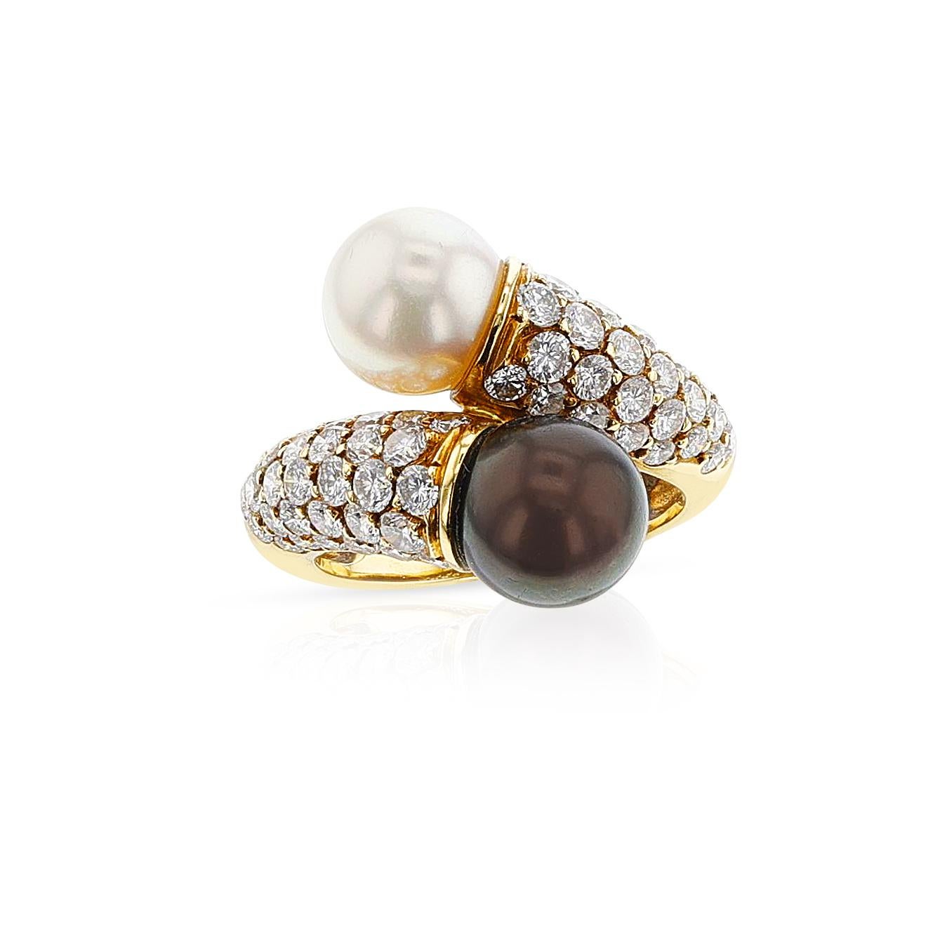 Round Cut Van Cleef & Arpels Toi Et Moi Pearl Ring with Diamonds, 18k For Sale