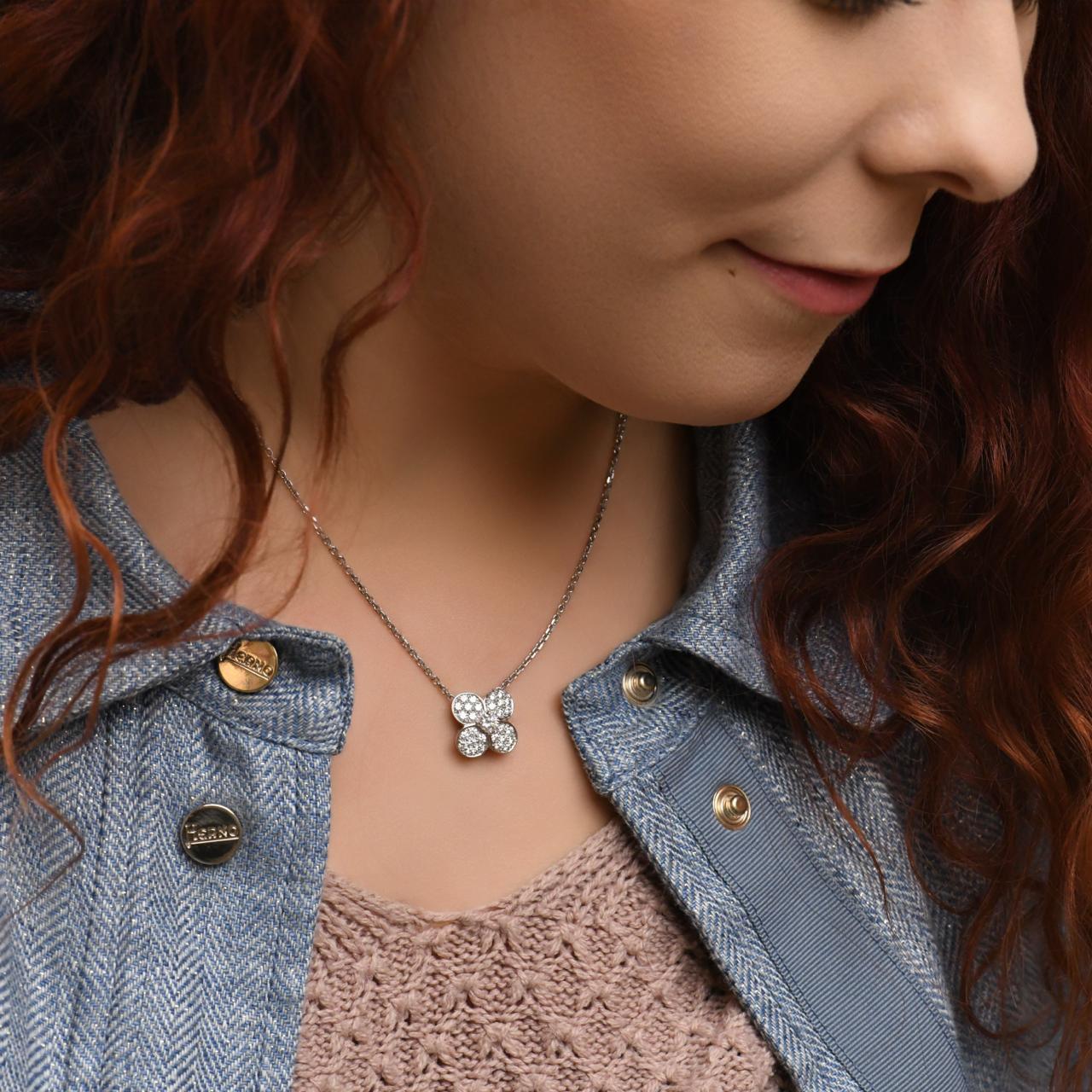 Taglio brillante Van Cleef & Arpels Trefle Diamond Necklace 18K White Gold in vendita