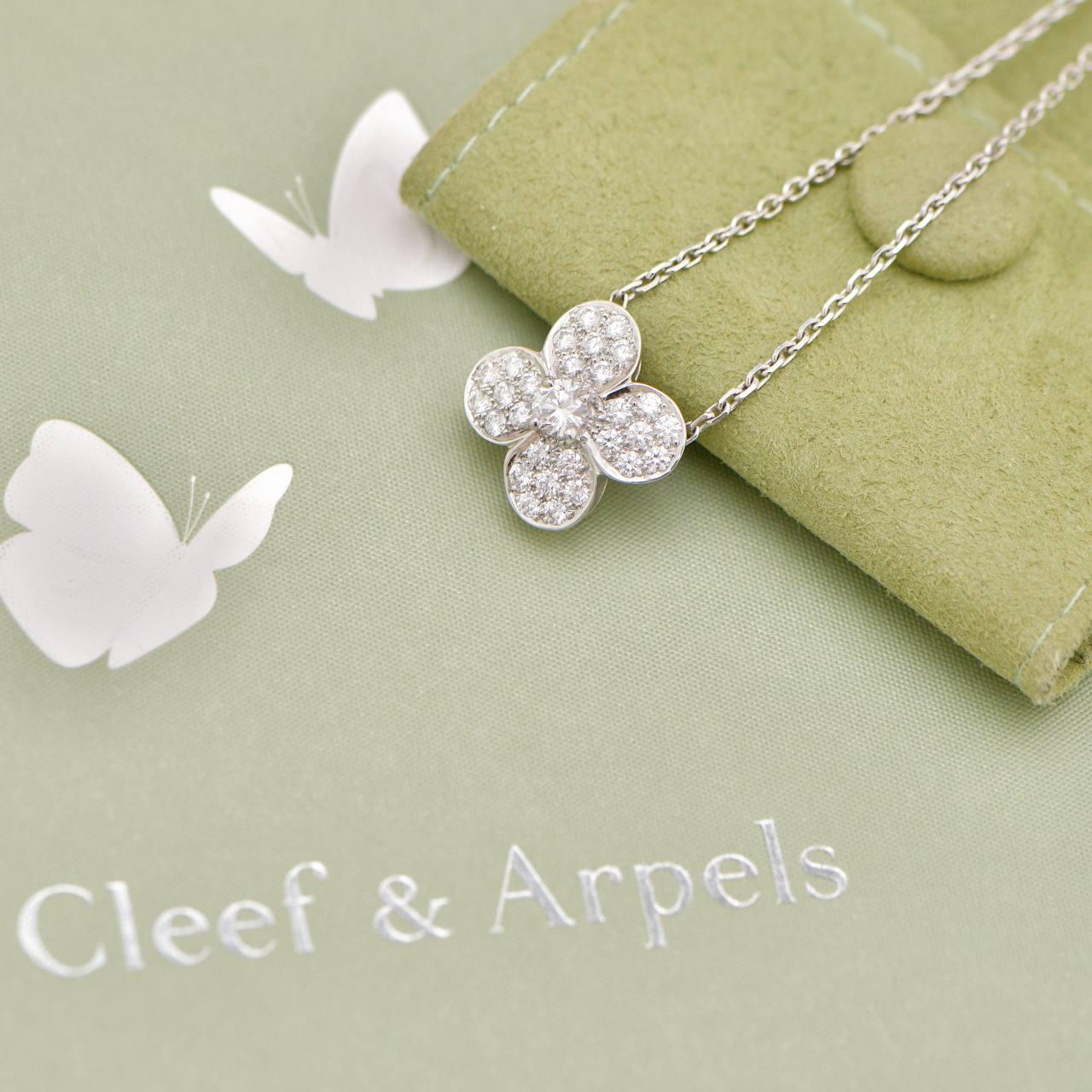 Van Cleef & Arpels Trefle Diamond Necklace 18K White Gold In condizioni ottime in vendita a Banbury, GB