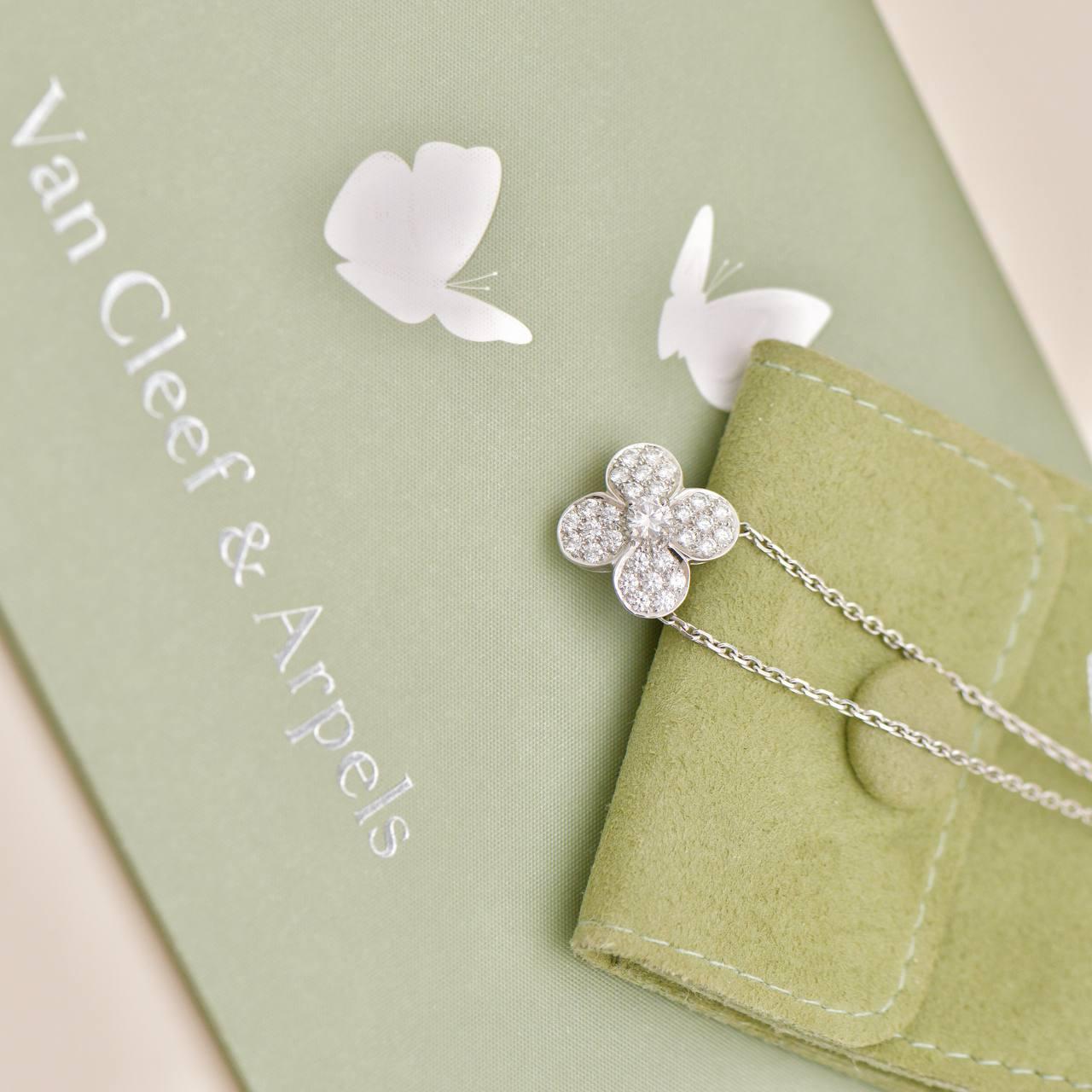 da uomo o donna Van Cleef & Arpels Trefle Diamond Necklace 18K White Gold in vendita