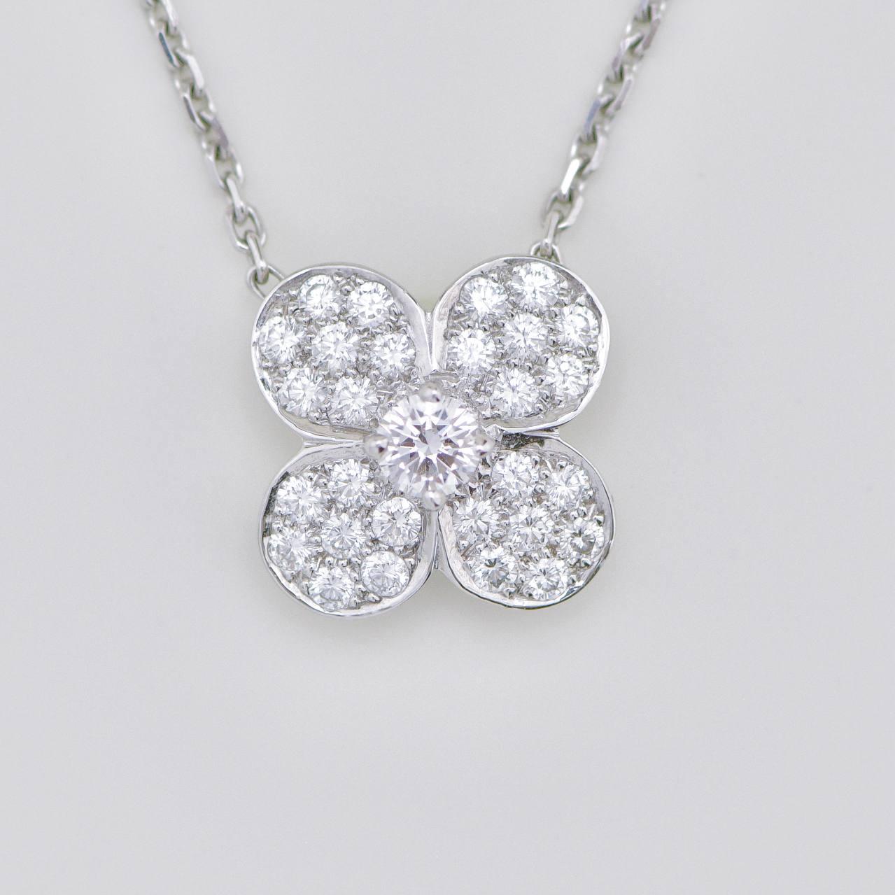 Van Cleef & Arpels Trefle Diamond Necklace 18K White Gold in vendita 2