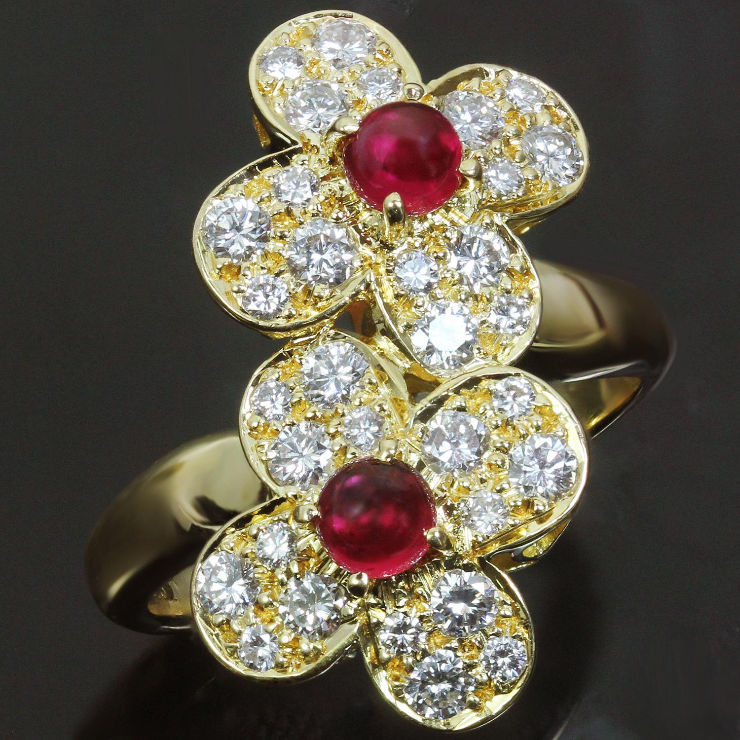 Cette superbe bague Van Cleefs & Arpels de la collection classique Trefle est réalisée en or jaune 18 carats et présente un double motif de fleur de trèfle serti de rubis ronds cabochons d'une valeur estimée à 0,60 carats et de diamants ronds taille