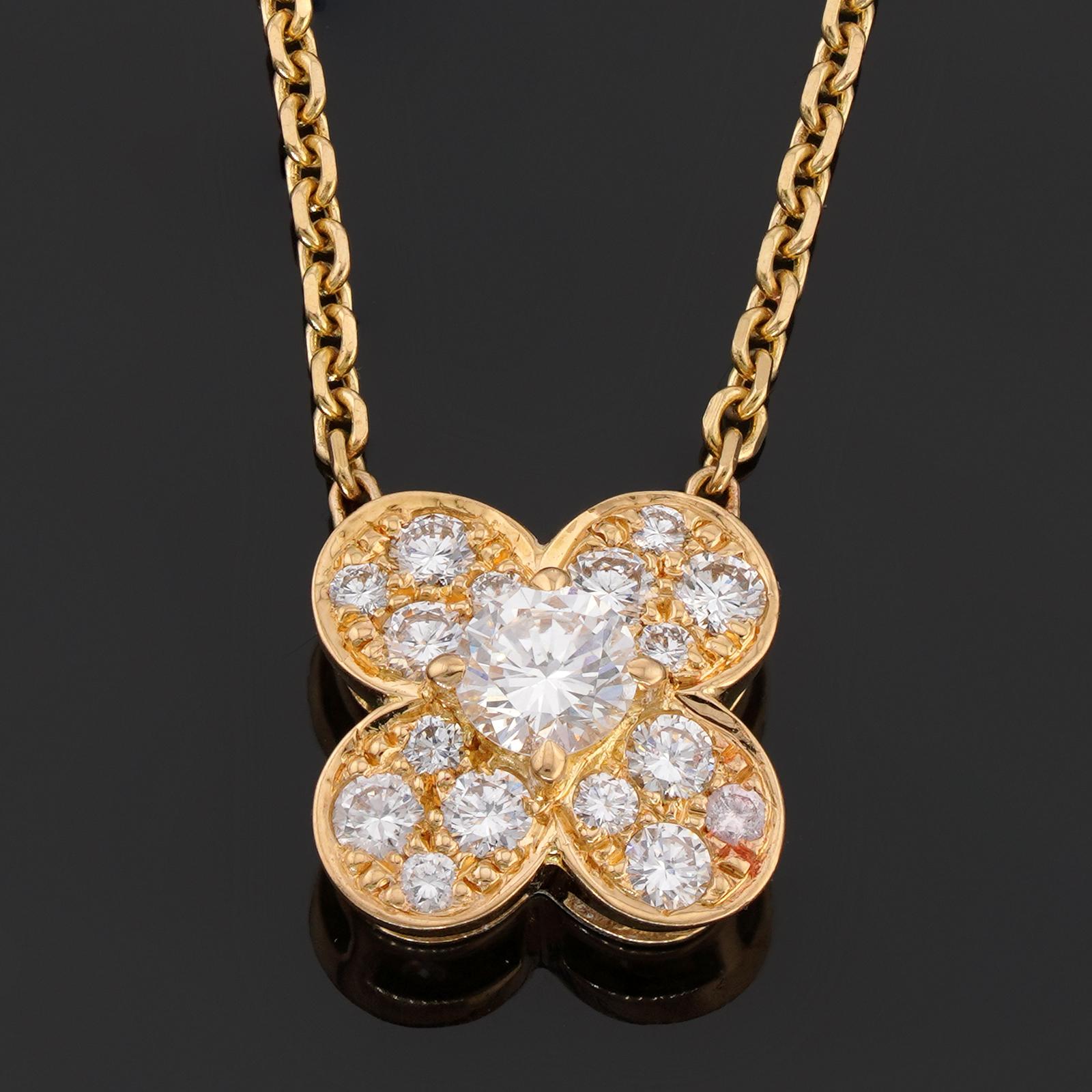 Questa splendida collana Van Cleef & Arpels della classica collezione Trefle è realizzata in oro giallo 18 carati e presenta un pendente a forma di fiore a quattro petali con diamanti rotondi taglio brillante. Realizzato in Francia intorno al 1990.