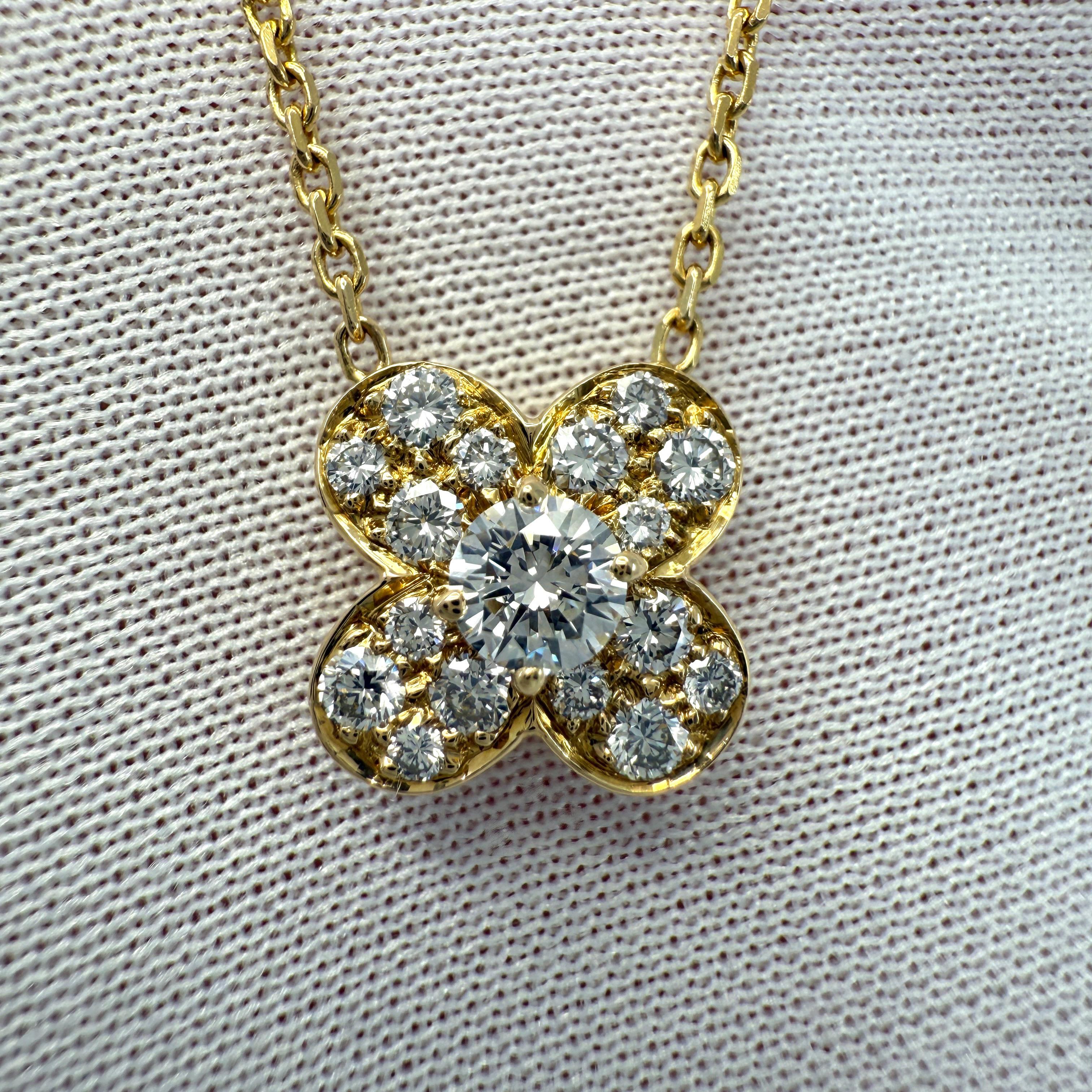 Taglio rotondo Van Cleef & Arpels Collana con ciondolo in oro giallo 18k con diamante da 0,52 carati in vendita
