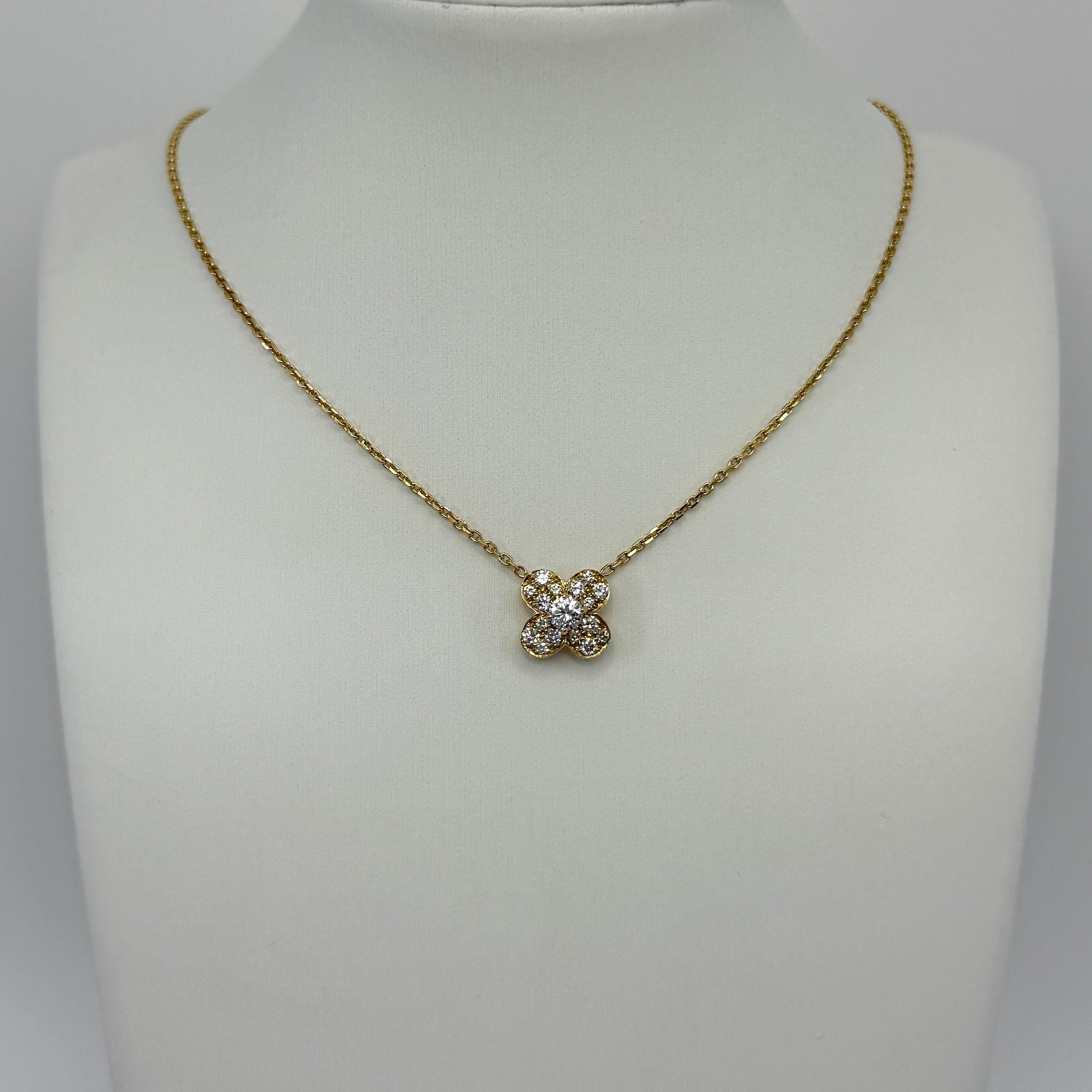 Van Cleef & Arpels Collana con ciondolo in oro giallo 18k con diamante da 0,52 carati In condizioni ottime in vendita a Birmingham, GB