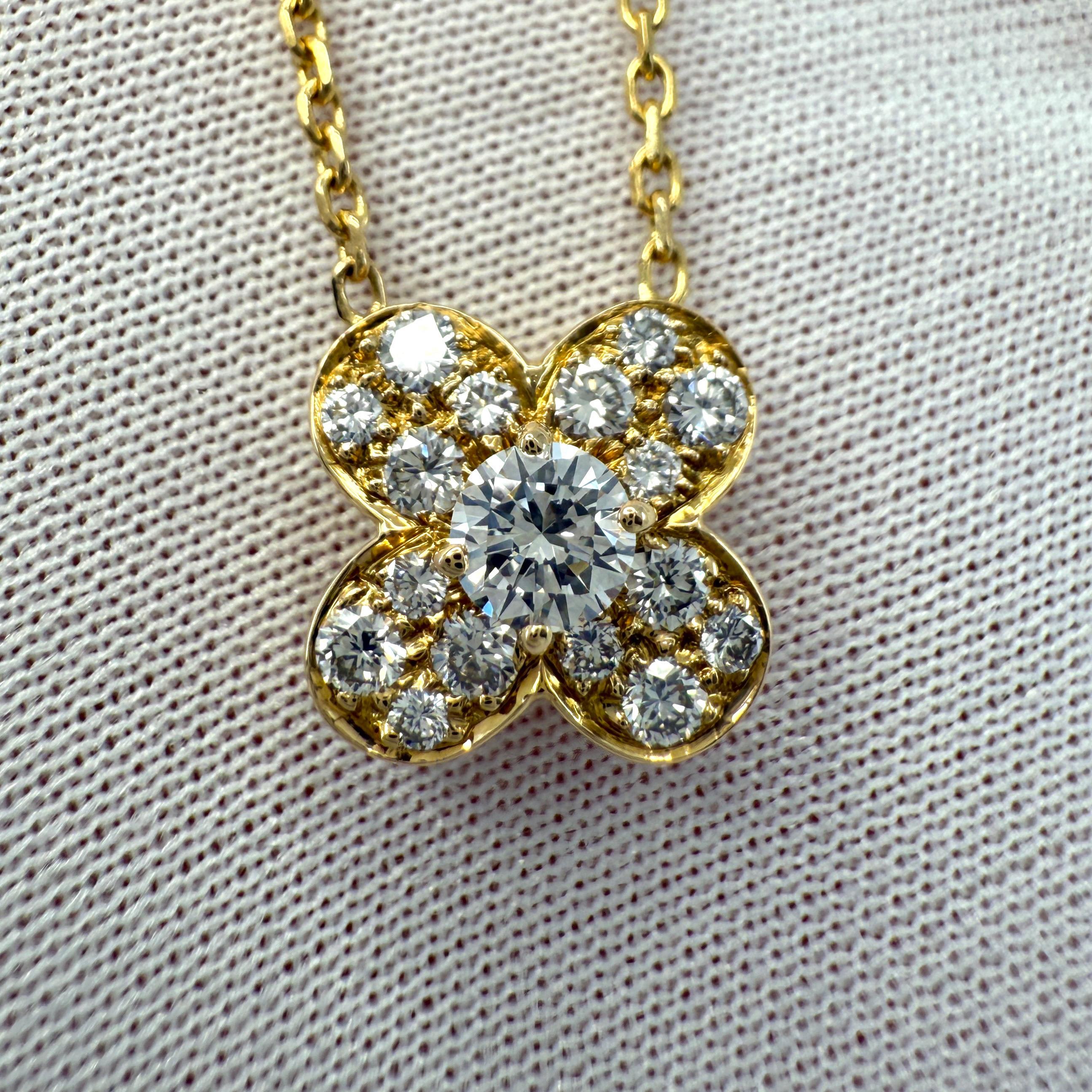 Van Cleef & Arpels Collana con ciondolo in oro giallo 18k con diamante da 0,52 carati in vendita 3