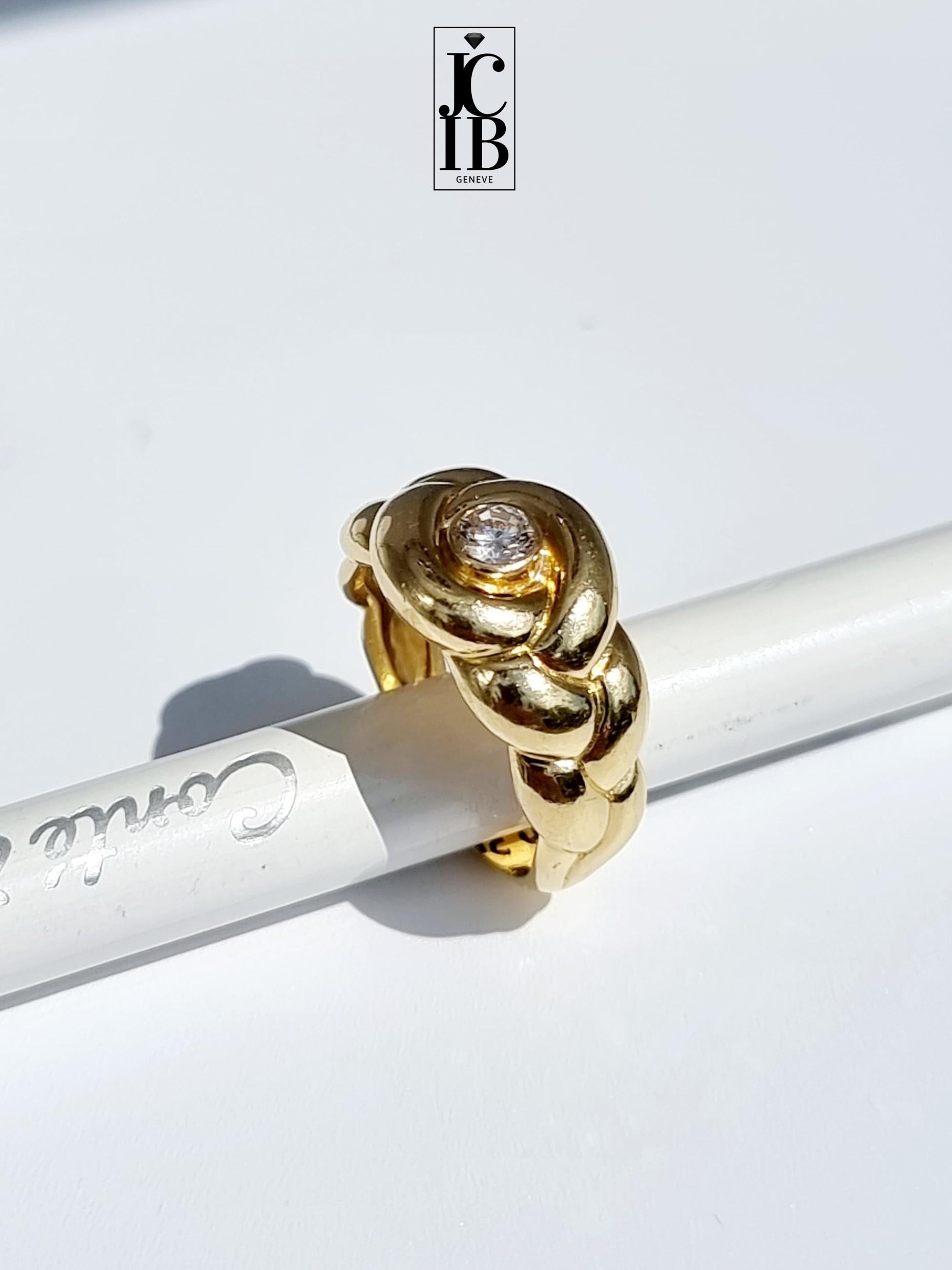 Chers collectionneurs,
Jewell a sélectionné pour vous un bijou sentimental de Van Cleef & Arpels.

•	La Maison française Van Cleef & Arpels ?
Le champion incontesté de l'art joaillier romantique, rehaussant les thèmes les plus magiques de courbes