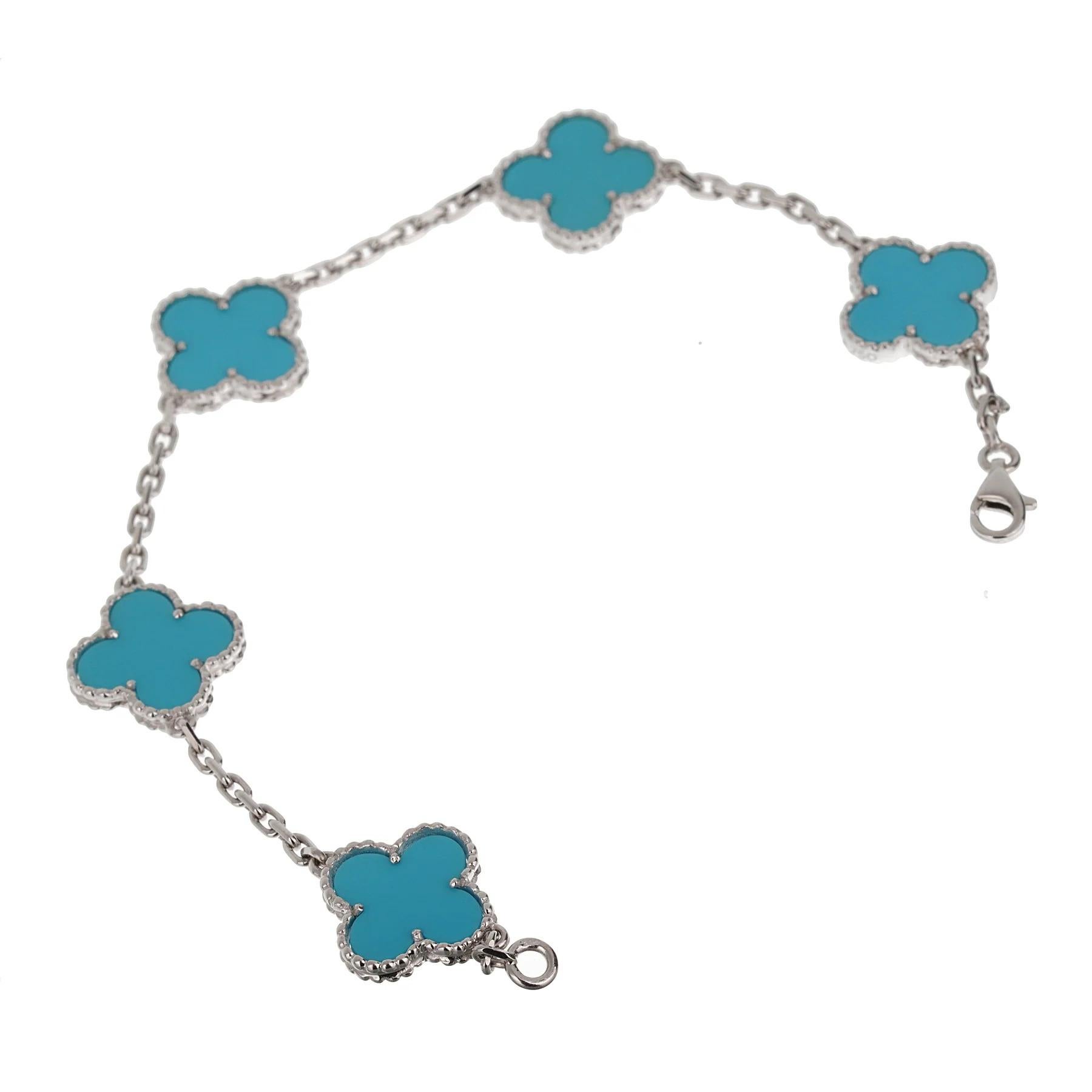 This bracelet features five turquoise motifs set in18k white gold, with each motif delicately outlined by a beaded edge. The turquoise, with its bright and alluring hue, adds a refreshing and calming element to the design. The contrasting 18k white
