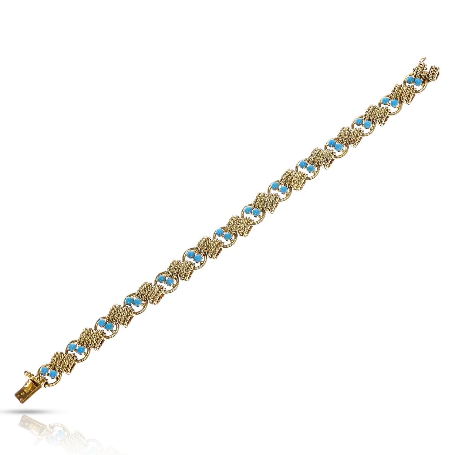 Un élégant bracelet Van Cleef & Arpels en turquoise et or torsadé réalisé en or jaune 18 carats. La longueur du bracelet est de 7,50 pouces et le poids total est de 41,34 grammes. 
