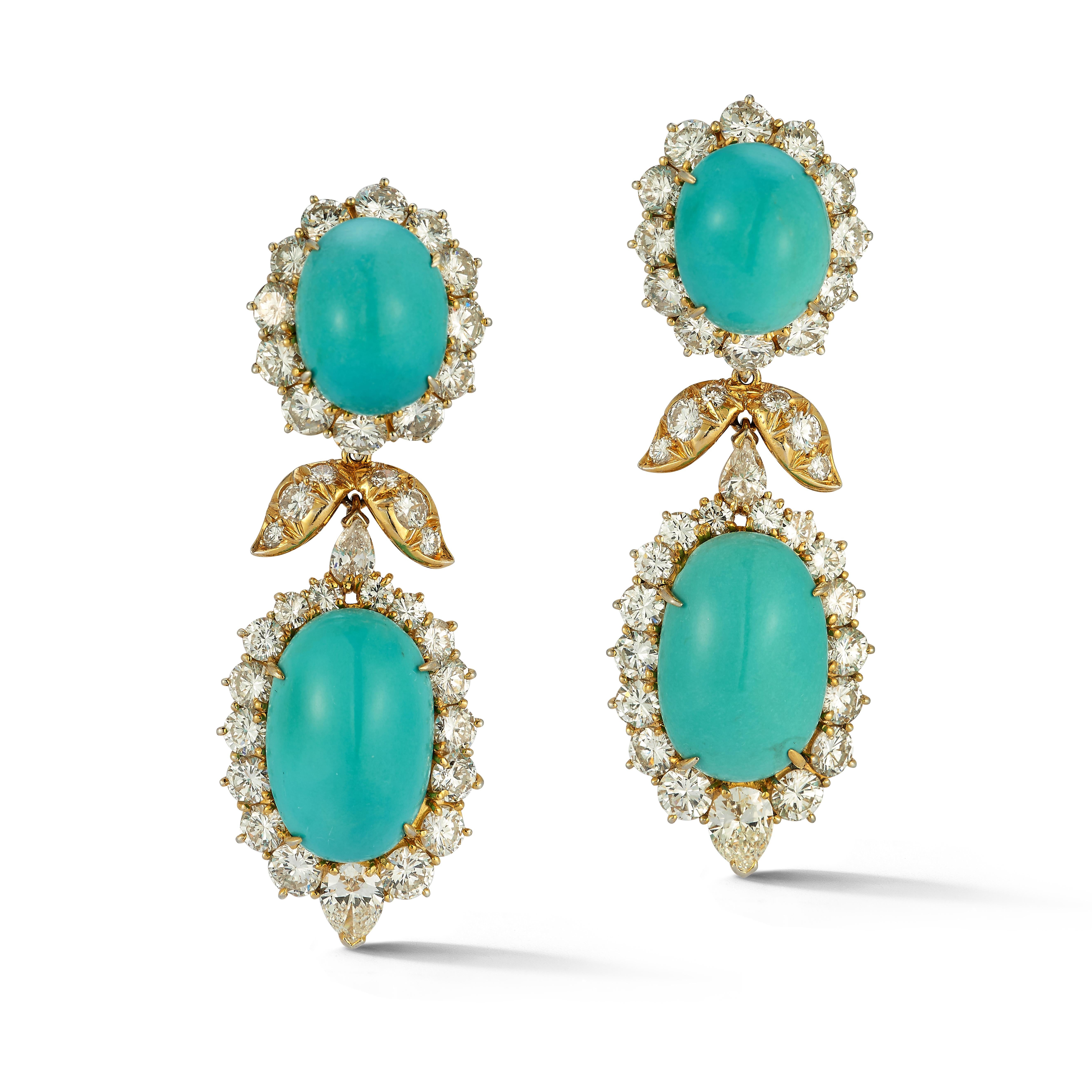 Van Cleef & Arpels Türkis- und Diamant-Ohrringe für den Tag und die Nacht

2 Cabochon-Türkise, umgeben von Diamanten im Rundschliff, gefasst in 18 Karat Gelbgold. Die Anhänger sind abnehmbar, so dass die Ohrringe auf zwei verschiedene Arten getragen