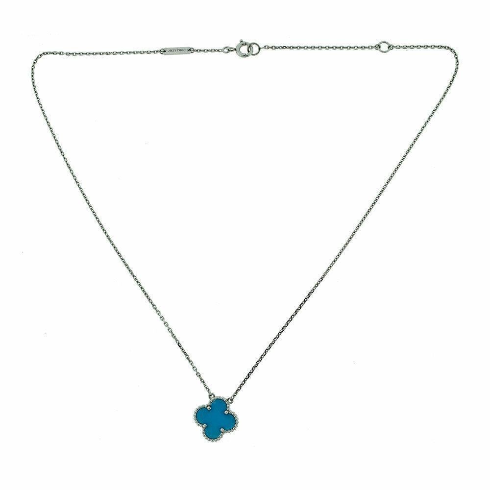 Métal : Or blanc
Pureté du métal : 18k
Pierre : Turquoise
Poids total de l'article (grammes) : 5.2
Longueur de la chaîne : 16″, 14.5″
Dimension du motif : 15 mm
Poinçons : VCA Au750 Numéro de série