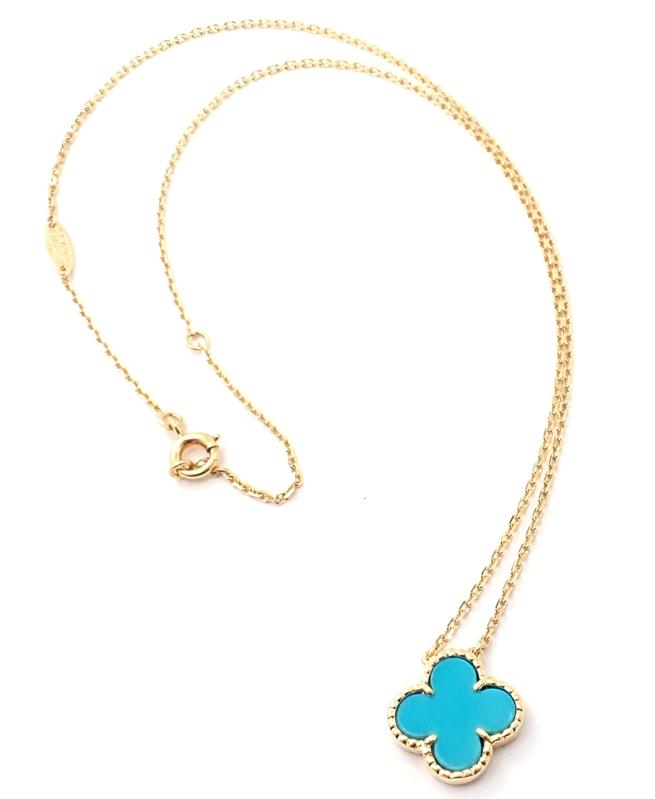 18k Gelbgold Vintage Alhambra Türkis Anhänger Halskette von Van Cleef & Arpels. 
Mit einem 15 mm großen Motiv aus türkisfarbenem Alhambra-Stein. 
Diese Halskette wird mit einem Service-Papier von Van Cleef & Arpels geliefert. 
Einzelheiten: 
Länge: