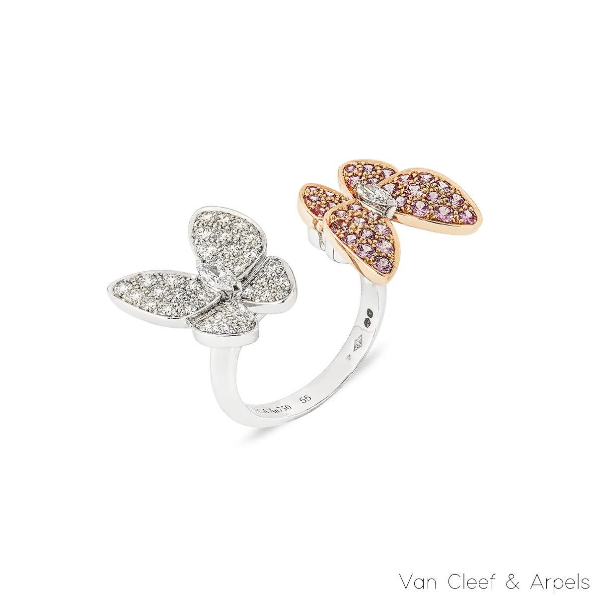 Ein Ring aus 18 Karat Weißgold mit zwei Schmetterlingen zwischen den Fingern aus der Kollektion Fauna von Van Cleef & Arpels. Der Ring zeigt zwei Schmetterlingsmotive, die in entgegengesetzte Richtungen zeigen. Der eine ist mit runden Diamanten im