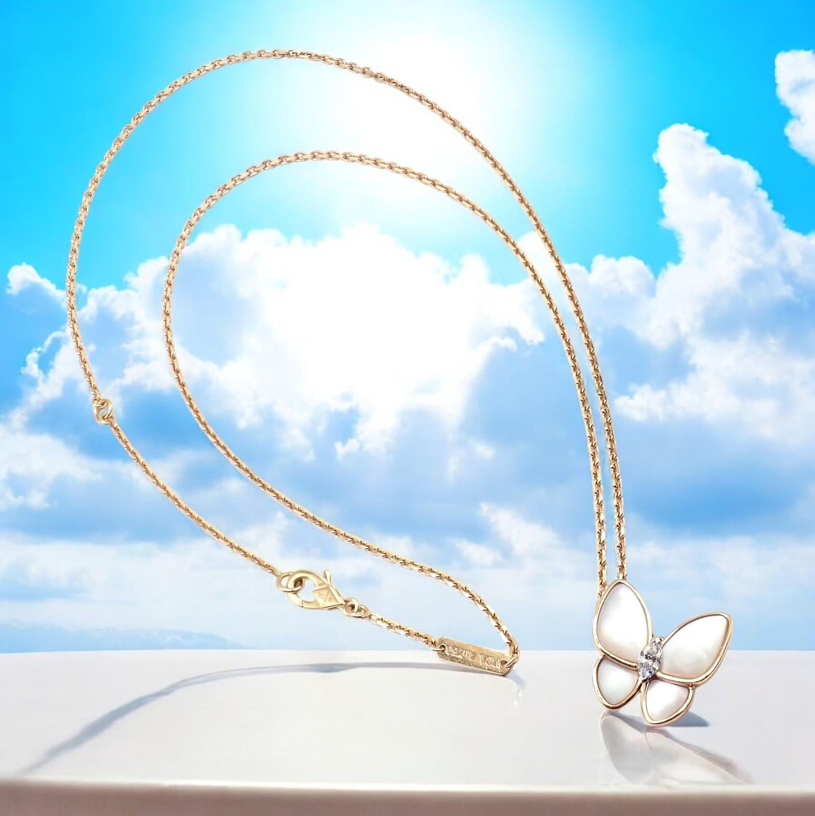 Collana con ciondolo a due farfalle in oro giallo 18k con diamanti e madreperla di Van Cleef & Arpels. 
La collana con ciondolo Two Butterfly di Van Cleef & Arpels mostra una bellezza elegante grazie all'oro rosa 18 carati, ai diamanti scintillanti