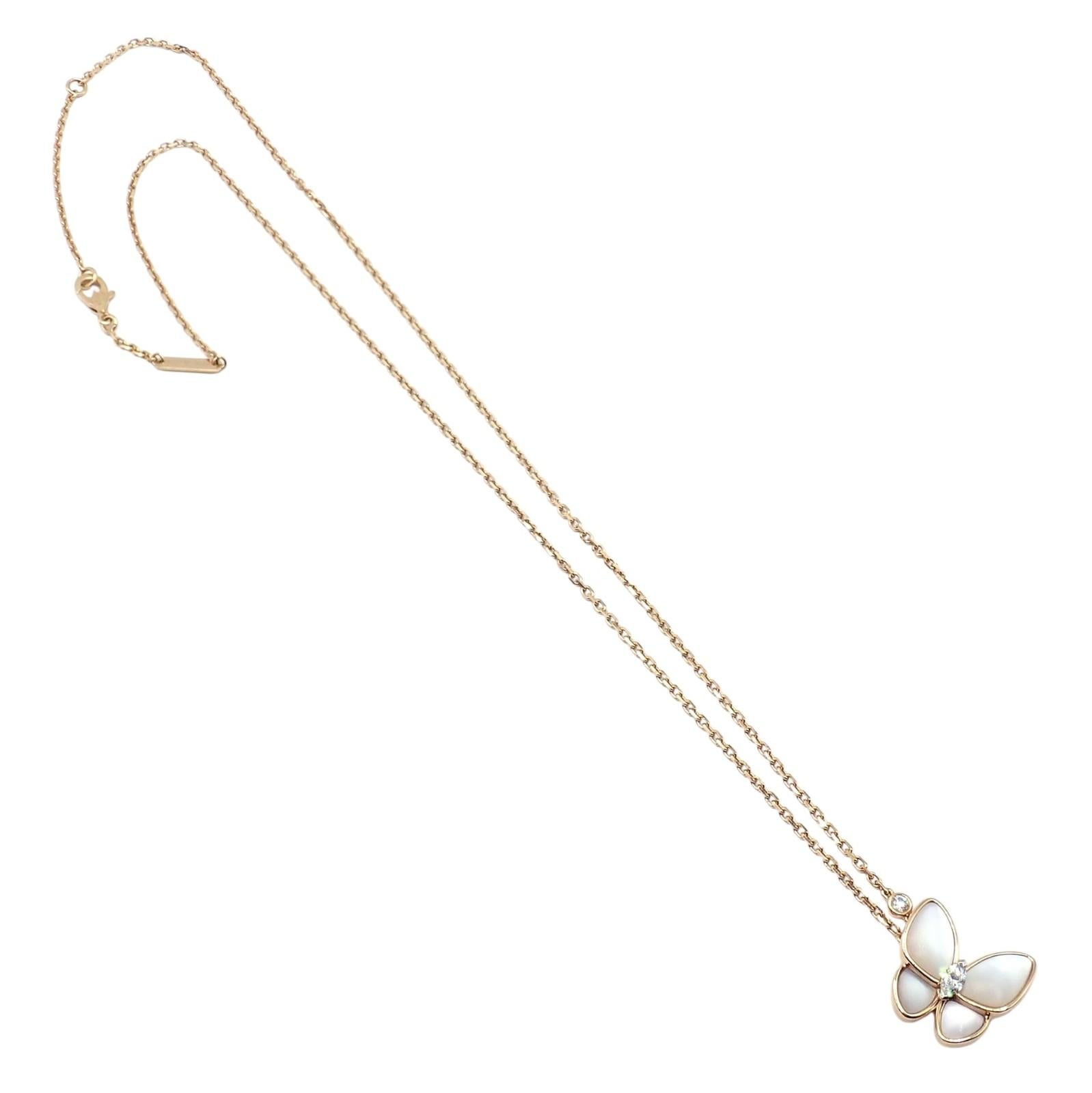 Van Cleef & Arpels - Collana con ciondolo in oro con diamanti e madreperla a due farfalle In condizioni ottime in vendita a Southampton, PA