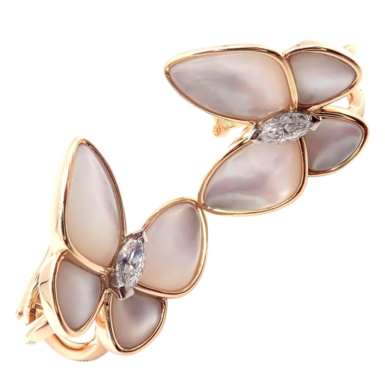 Diamante a due farfalle in oro rosa 18 carati e madreperla  Orecchini di Van Cleef & Arpels.
Questi orecchini Van Cleef & Arpels Two Butterfly sono caratterizzati da oro rosa 18 carati, ali di madreperla luminose e centri di diamanti brillanti.