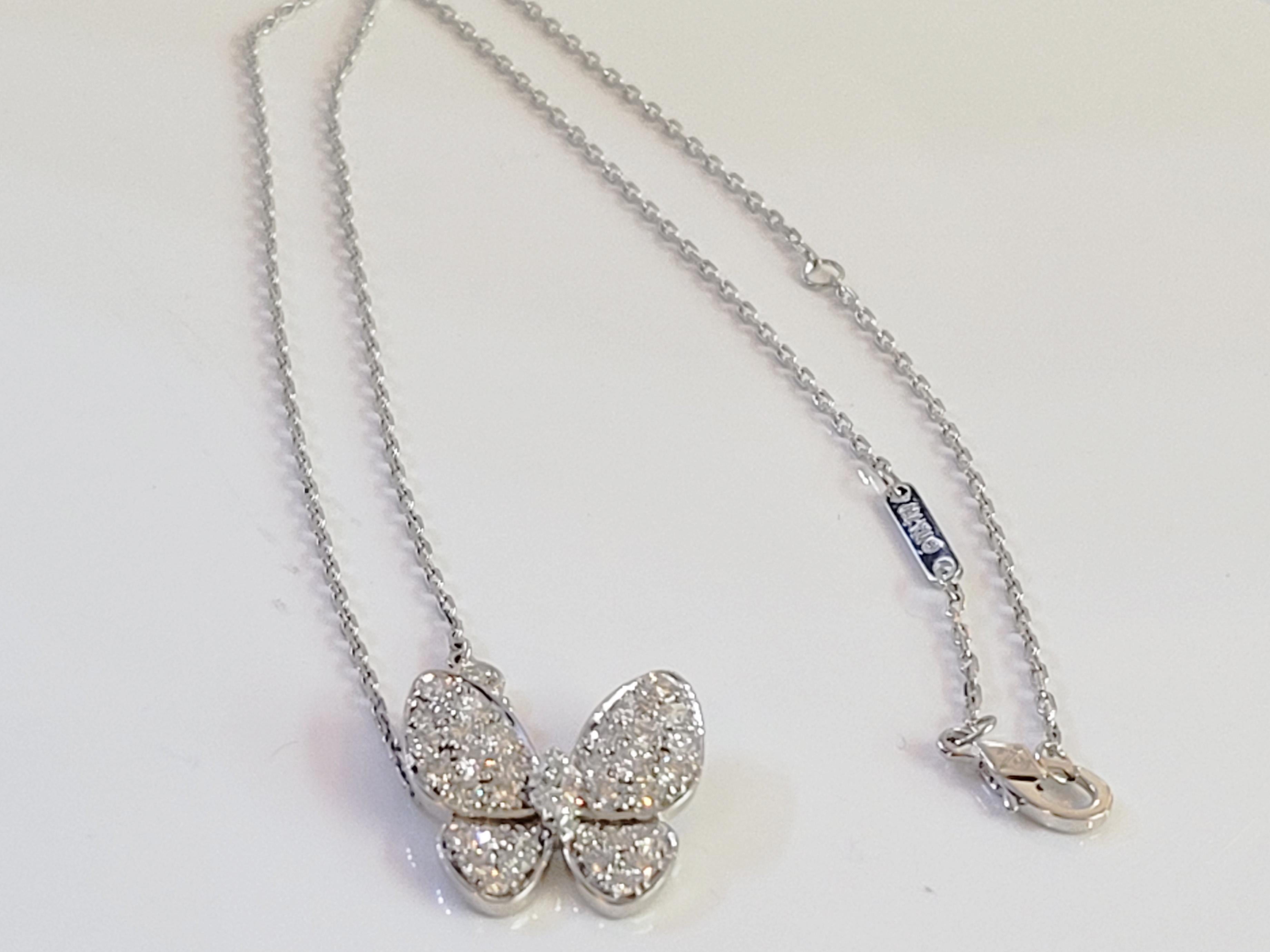 Brand Van Cleef & Arpels 
Mint condition 
18K White gold
Gemstone Diamond
Chain length 16.54
Pendant length 17mm
Width 17.3mm
Weight 5gr
Diamond carat 0.88ct
Clarity VVS-1
Grade D-E-F