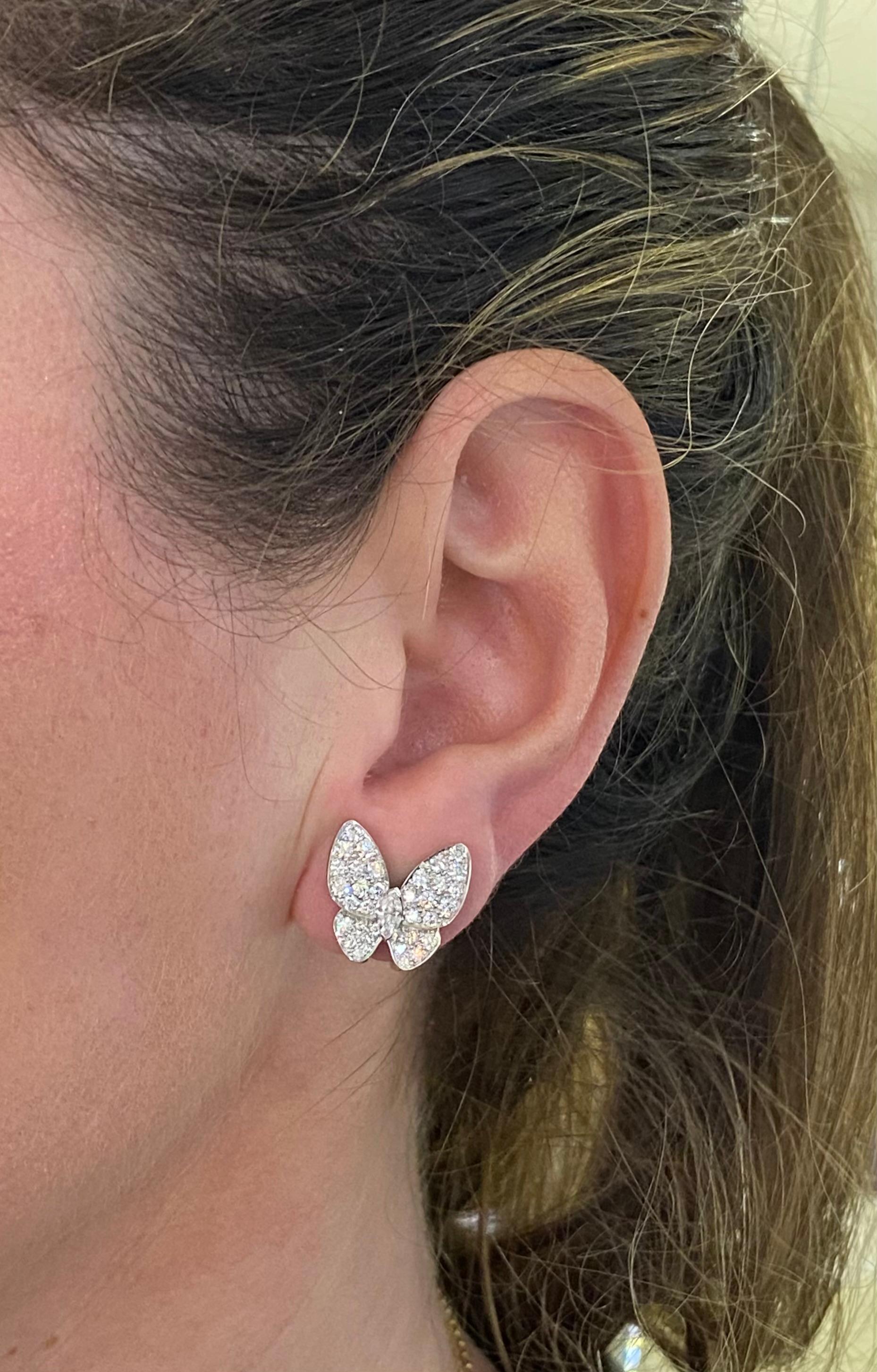 Two Butterfly earrings, 18K white gold, round and marquise-cut diamonds; diamond quality DEF, IF to VVS.
REFERENCE: VCARB82900
STONE: Diamond: 70 stones, 1.67 carats
CLASP: Clip back in white gold