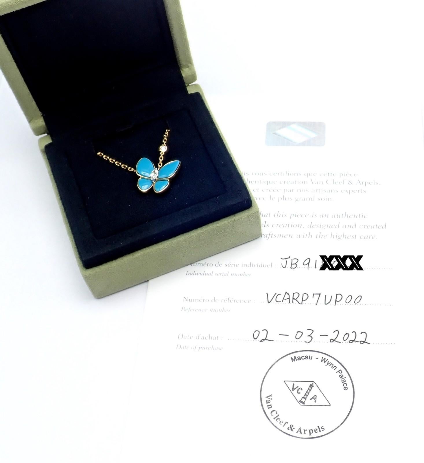 Taille brillant Van Cleef & Arpels Collier pendentif papillon en or jaune avec deux papillons et turquoises en vente