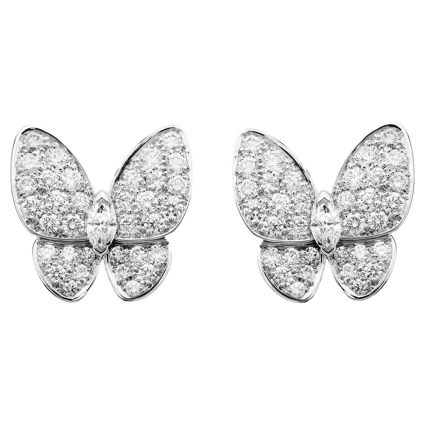Dos pendientes Mariposa, oro blanco de 18 quilates rodiado, diamantes talla redonda y marquesa; calidad del diamante DEF, IF a VVS.

Detalles:
Marca: Van Cleef & Arpels
Model No: VCARB82900
Estilo Pendientes Dos Mariposas
Estilo de diamante: